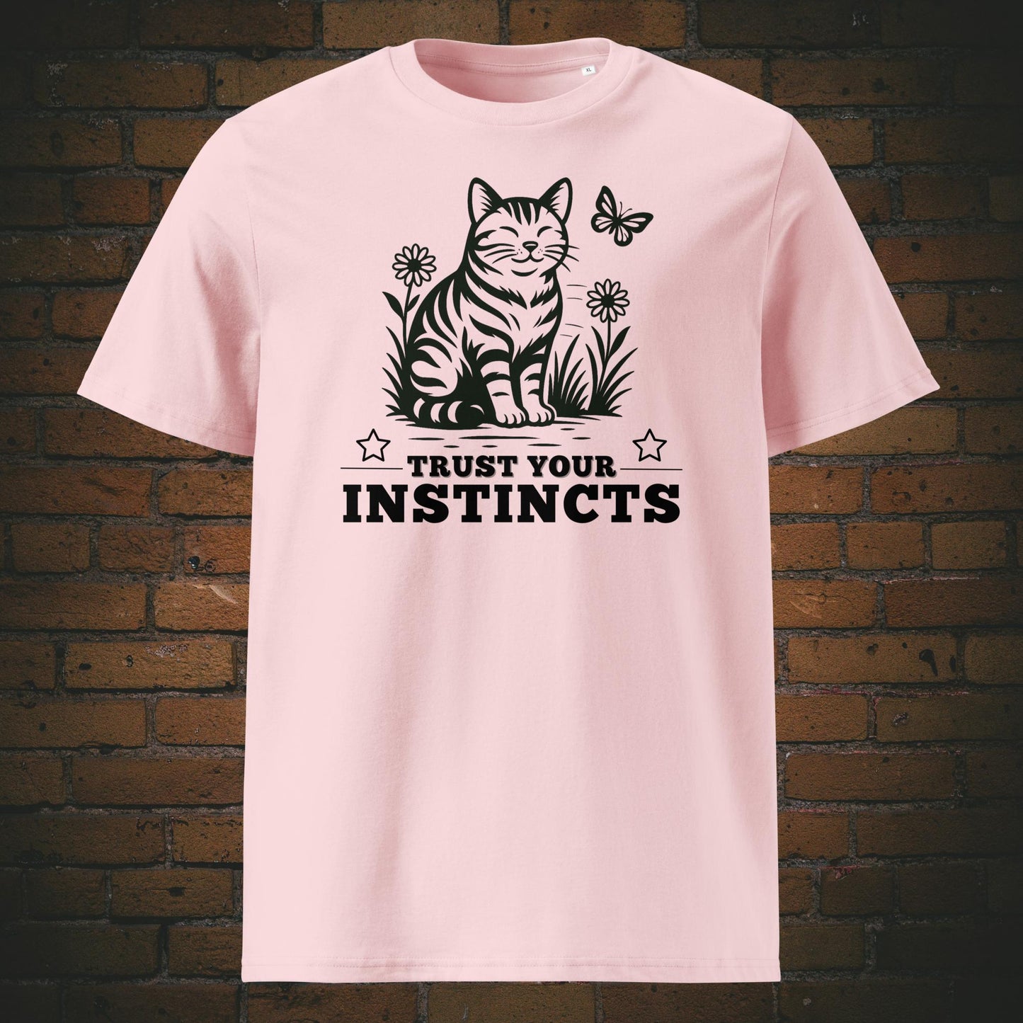 Katze in schwarz mit Blumen und Spruch gedruckt auf T-Shirt in der Farbe: rosa
