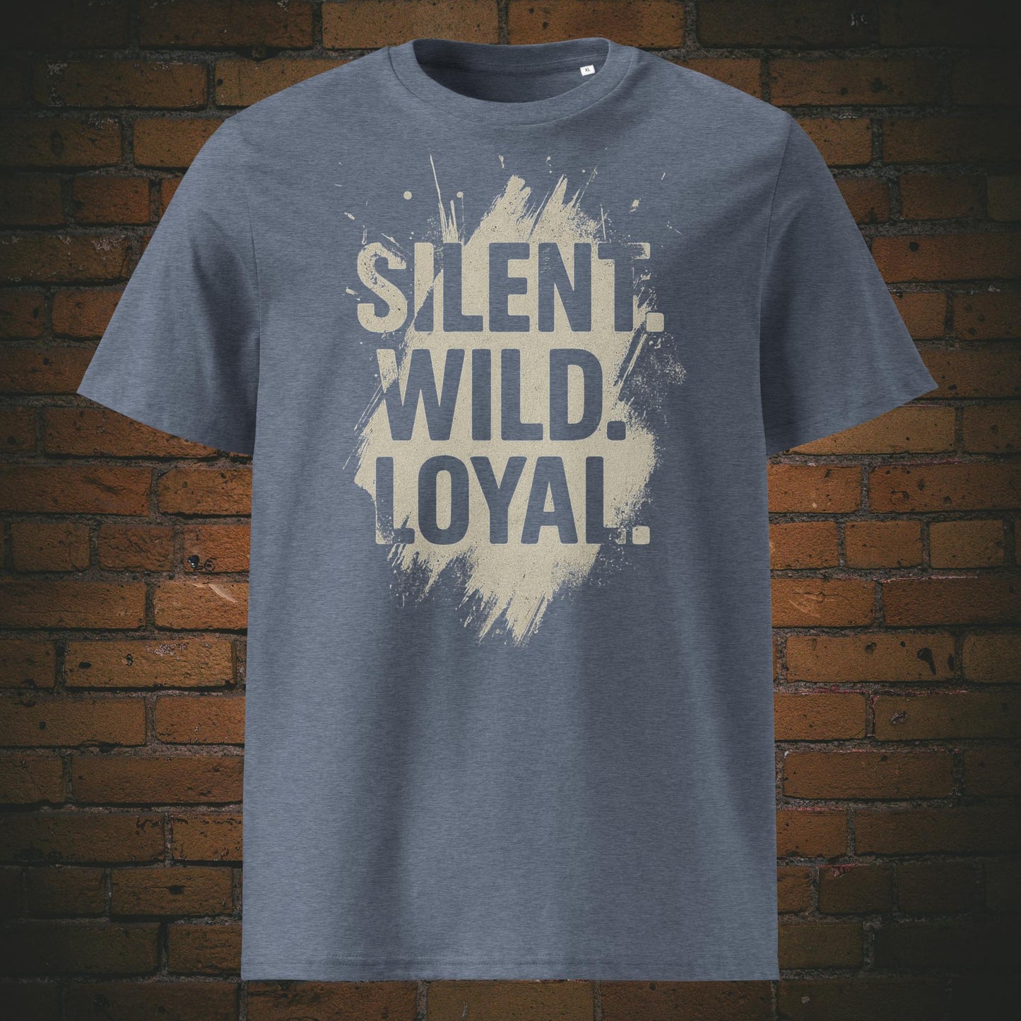 Modernes Statement-T-Shirt in dunklen graublau mit kontrastreichem Typografie-Design und kraftvollen Worten, ideal für starke Persönlichkeiten.