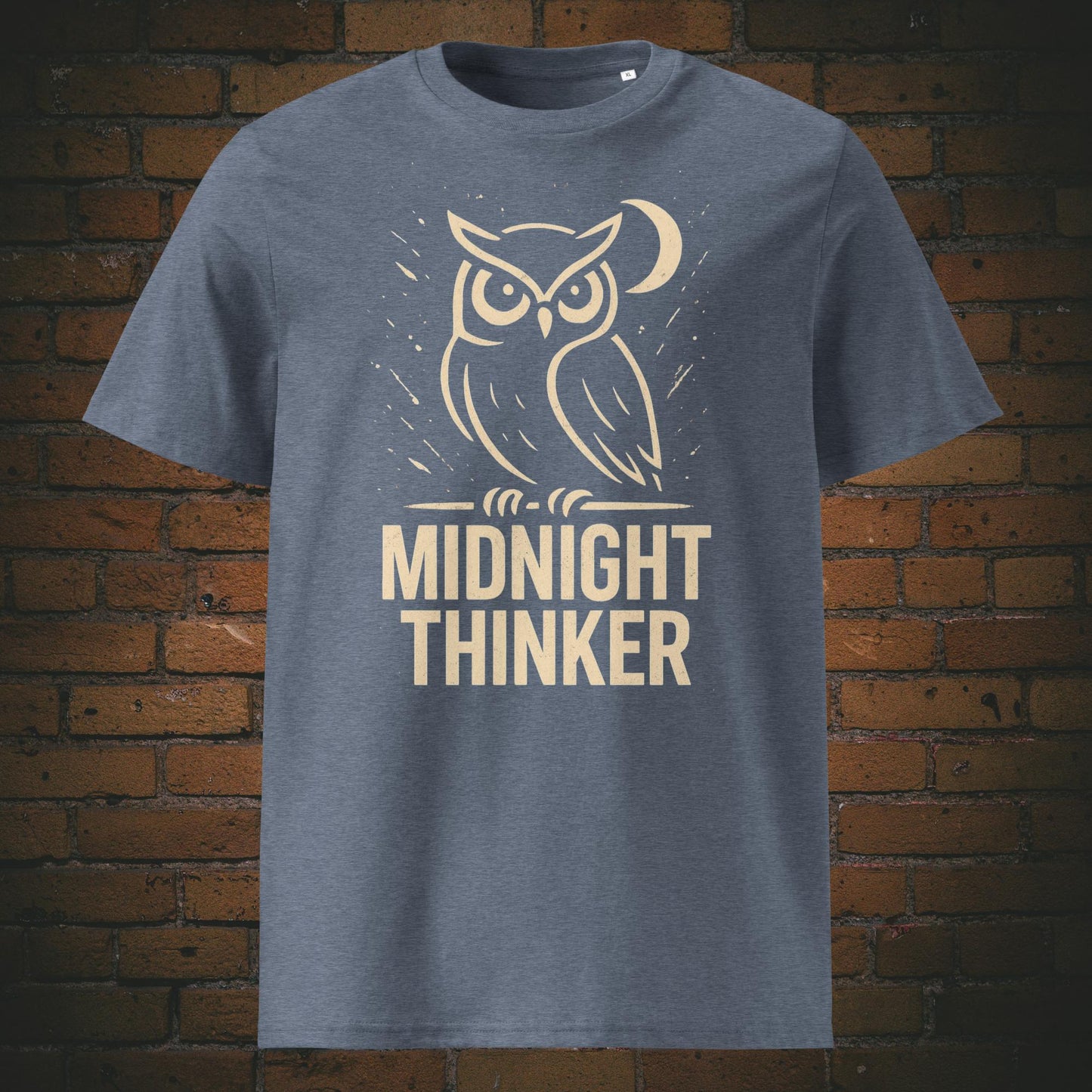 Dunkelgraues T-Shirt mit Eulenmotiv und Spruch „Midnight Thinker“, minimalistische Illustration einer Eule mit Halbmond, ideal für Nachtschwärmer. Shirtfarbe graublau