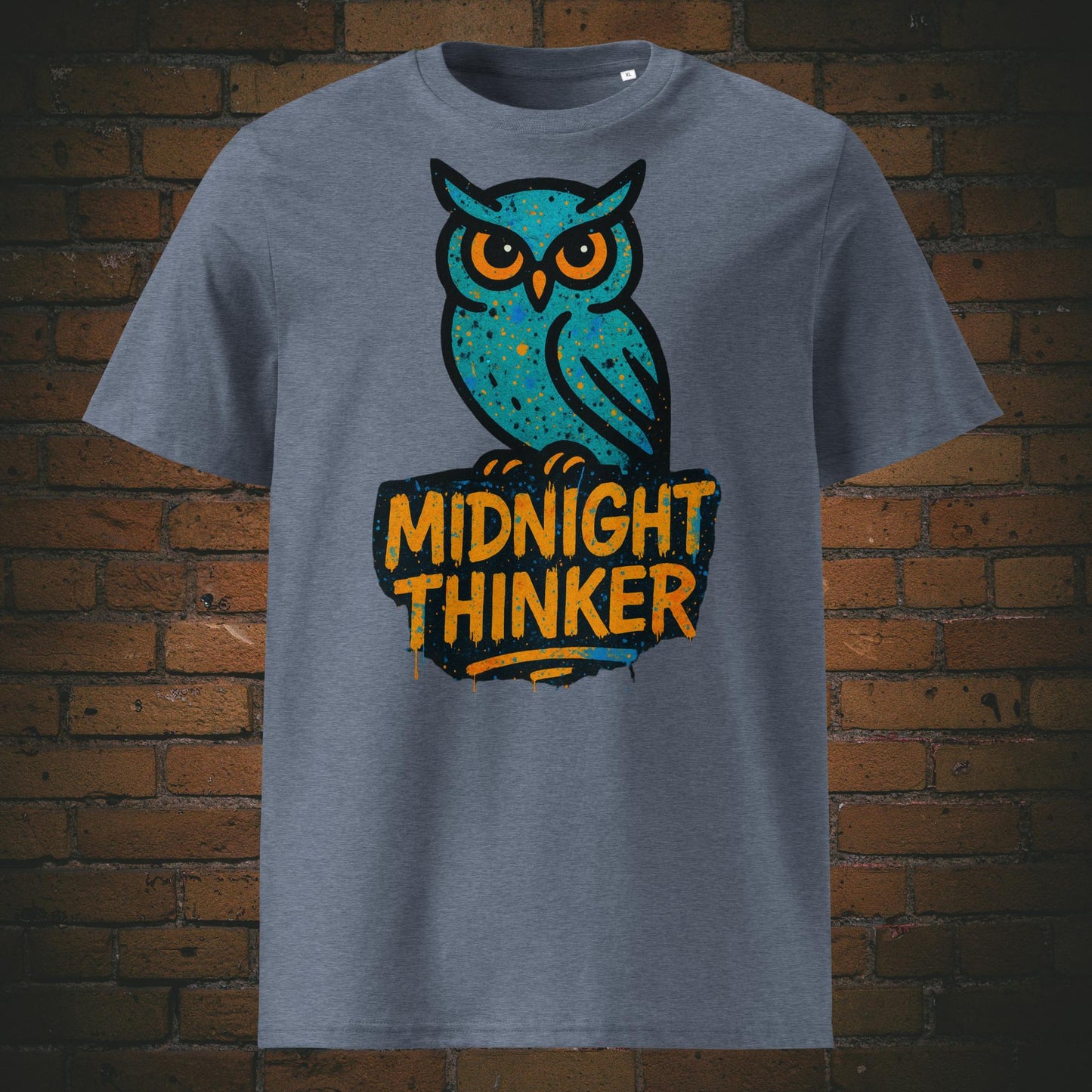 Blau meliertes T-Shirt mit türkisfarbener Eule und Spruch „Midnight Thinker“, modernes Graffiti-Design mit Sprenkel-Effekt und auffälliger Typografie.
