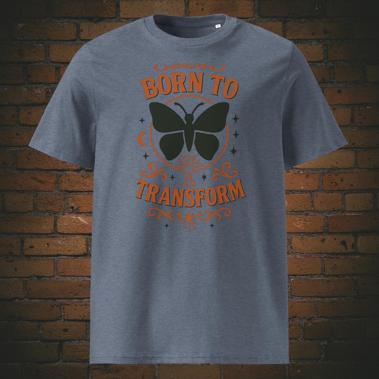 Graublau meliertes T-Shirt mit Schmetterlingsmotiv und Spruch „Born to Transform“, verziert mit spirituellen Symbolen wie Mond, Sternen und Schlüsselloch – Boho-inspiriertes Design.