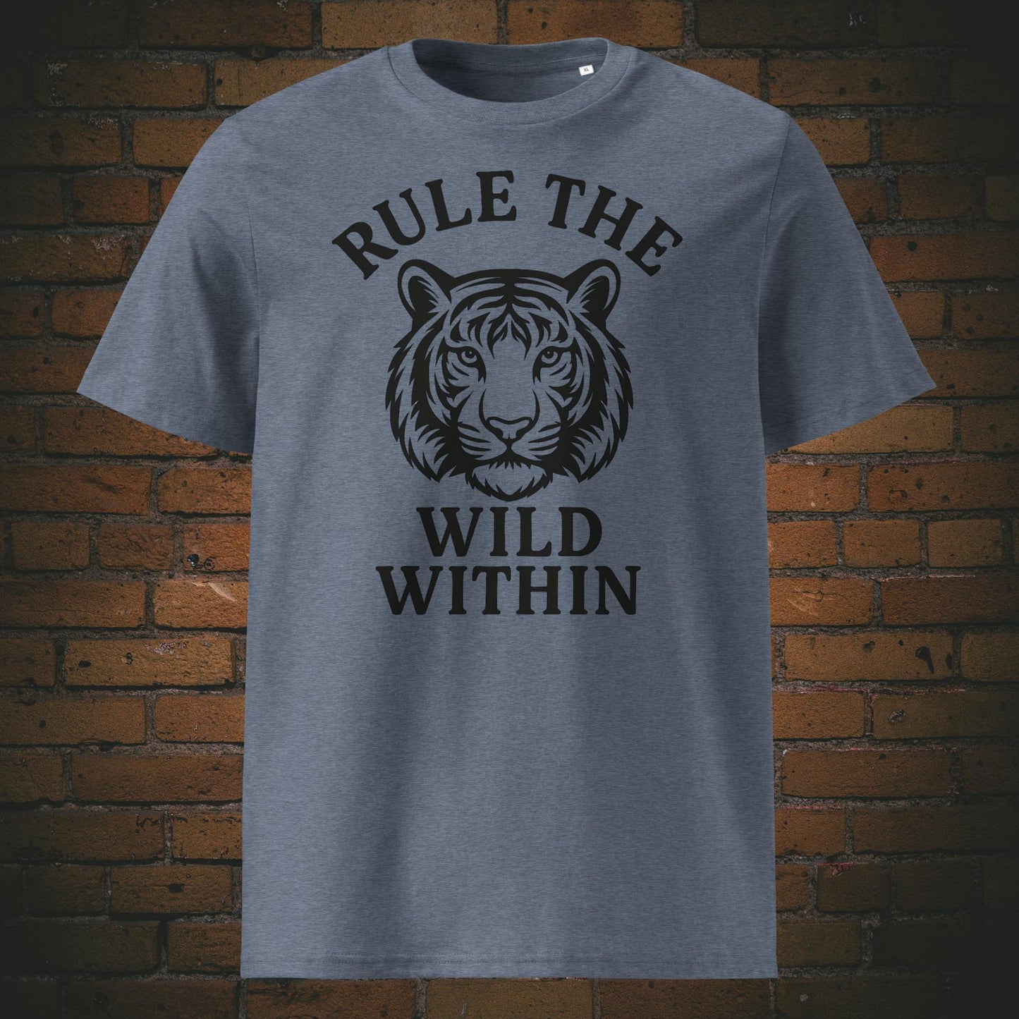 Rule the Wild Within Bio-T-Shirt – minimalistisches Tigerdesign mit Spruch - Shirtfarbe: graublau