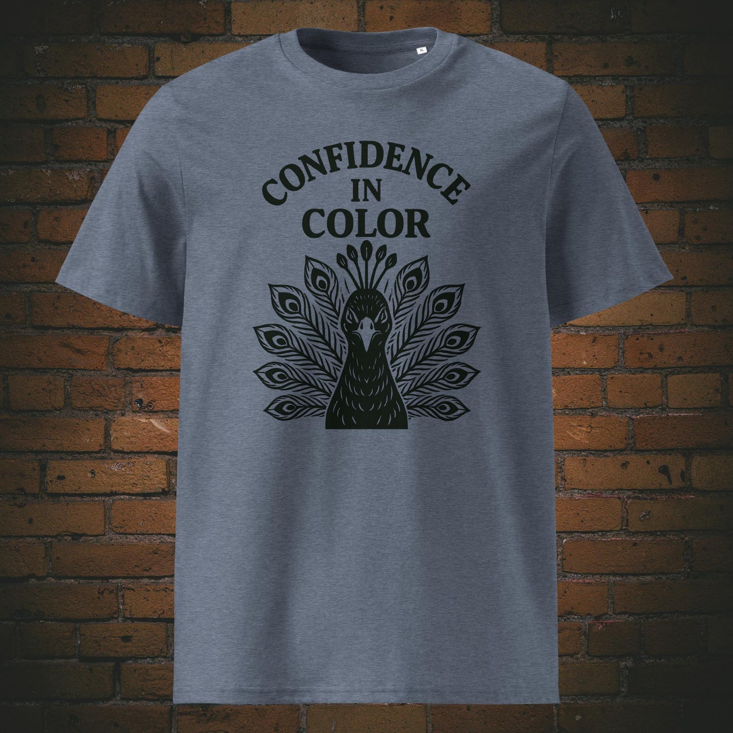 Krafttier Pfau Bio-T-Shirt – Confidence in Color Motiv in schwarz - Shirt hat die Farbe: graublau