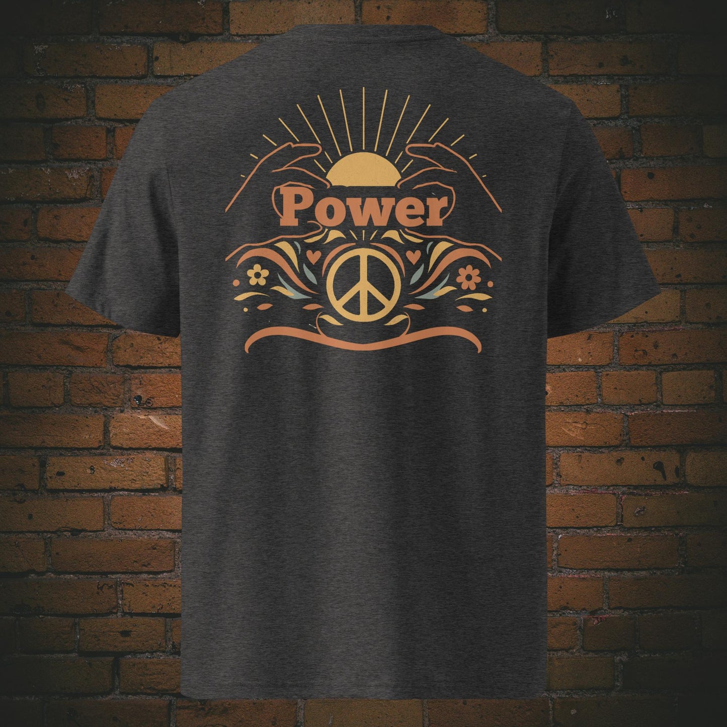 T-Shirts mit Peace-Zeichen, Sonnenaufgang und dem Schriftzug „Power“, umrahmt von floralen Elementen und stilisierten Händen – Front- und Rückenansicht auf dunkelgrau