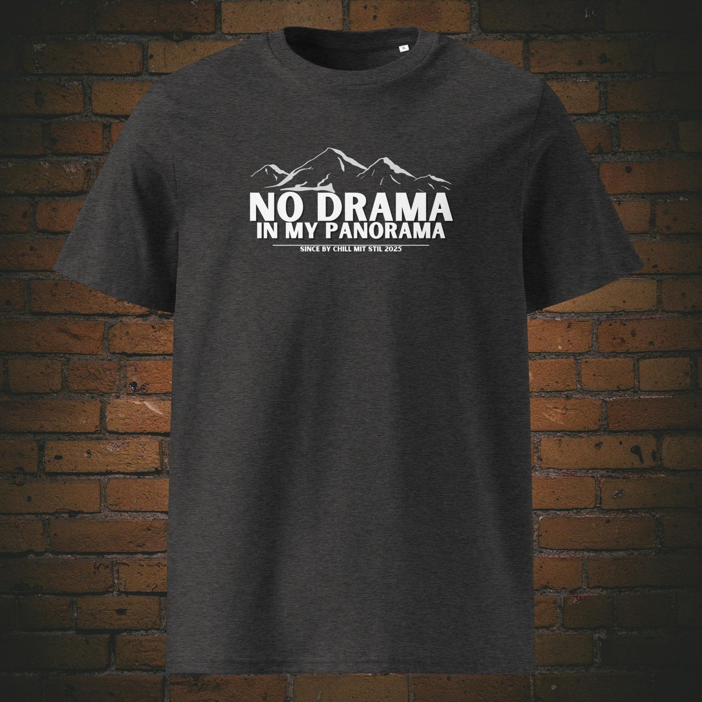 No Drama Shirt, Panorama T-Shirt Berge, Bio T-Shirt mit Statement, Unisex Shirt mit Bergmotiv, Fair Fashion mit Haltung, Weißes Sprüche T-Shirt, Veganes Streetwear Shirt, Achtsamkeit Kleidung, Naturverbunden Mode, GOTS zertifiziertes Shirt, T-Shirt Chill mit Stil, Shirt gegen Stress, Statement T-Shirt mit Logo, Slow Fashion Print, Nachhaltige Mode mit Message