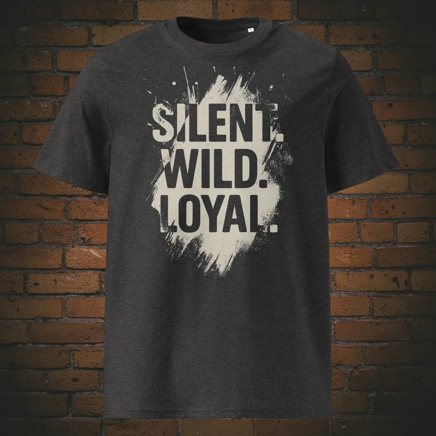 Modernes Statement-T-Shirt in dunkelgrau mit kontrastreichem Typografie-Design und kraftvollen Worten, ideal für starke Persönlichkeiten.