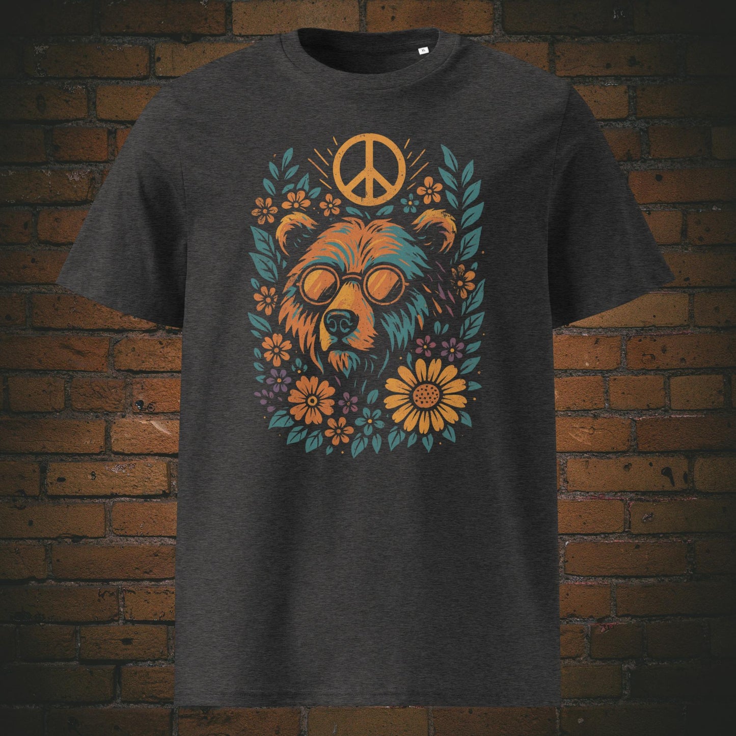 Dunkelgrau farben T-Shirt mit buntem Hippie-Bären-Motiv, umgeben von Blumen und Peace-Zeichen, Retro-Stil mit Sonnenbrille und floraler Verzierung.