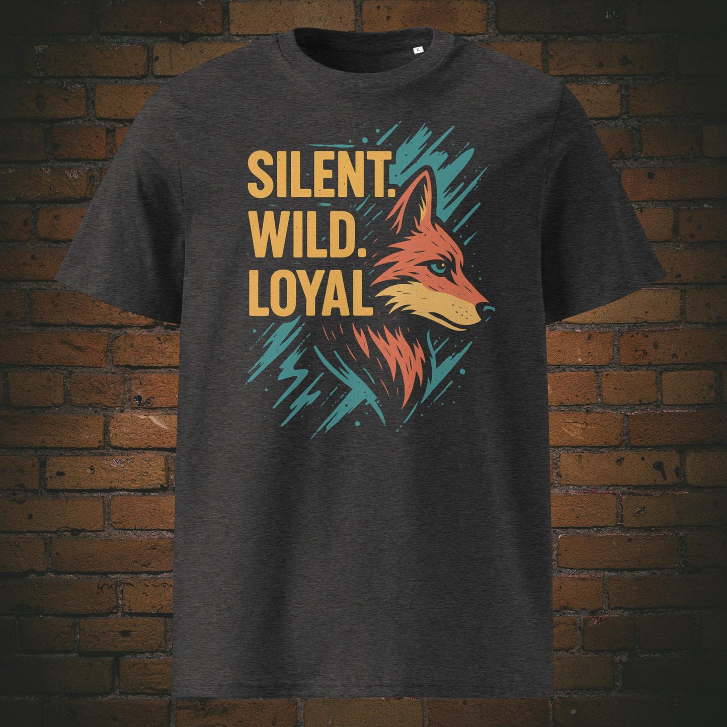 Dunkelgraues T-Shirt mit Fuchs-Motiv und Spruch „Silent. Wild. Loyal.“ – stilisierte Illustration in leuchtenden Farben mit dynamischem Hintergrund.