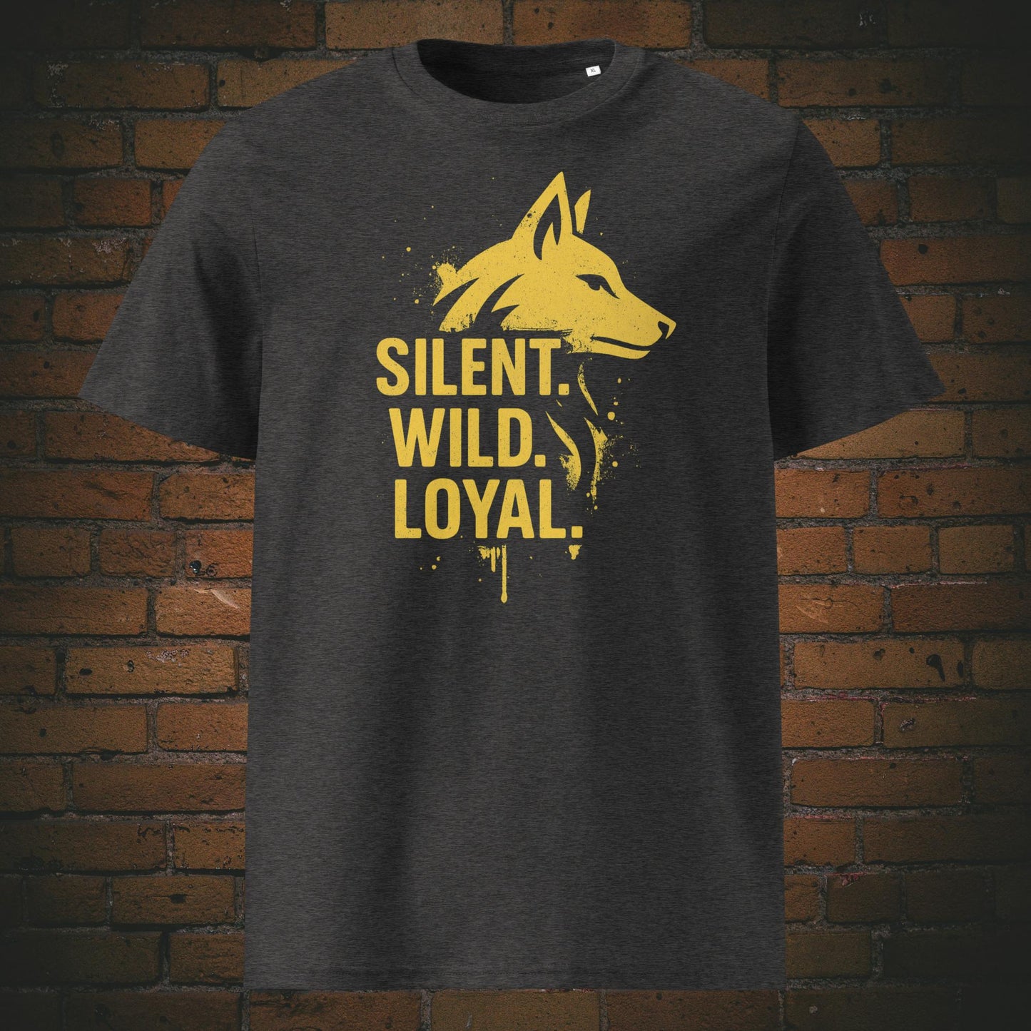 Streetstyle-T-Shirt mit minimalistischer Wolf-Silhouette in Gelb und ausdrucksstarker Typografie – Symbol für Stärke, Wildheit und Treue. Shirt in der Farbe: dunkelgrau