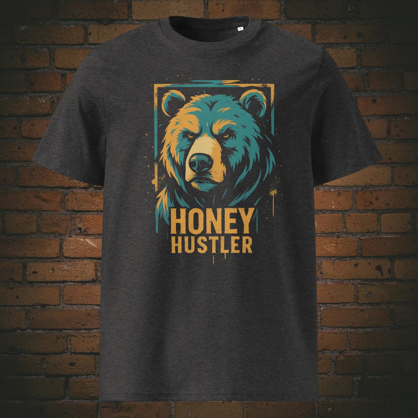 T-Shirt mit stylischem Bärenkopf im Graffiti-Look, kombiniert mit frechem Spruch „Honey Hustler“ – ideal für starke Charaktere mit Humor. Shirtfarbe: dunkelgrau