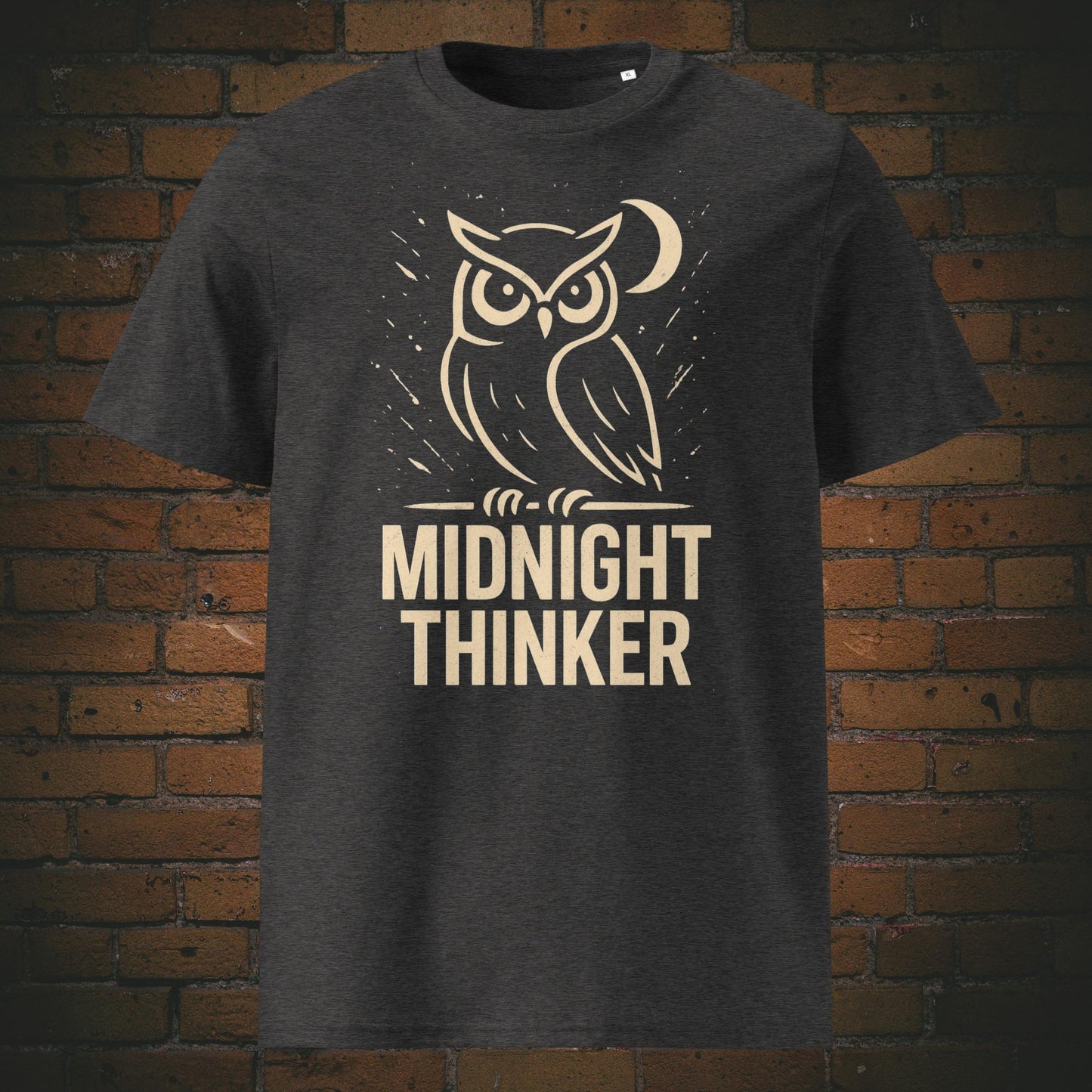 Dunkelgraues T-Shirt mit Eulenmotiv und Spruch „Midnight Thinker“, minimalistische Illustration einer Eule mit Halbmond, ideal für Nachtschwärmer. Shirtfarbe dunkelgrau