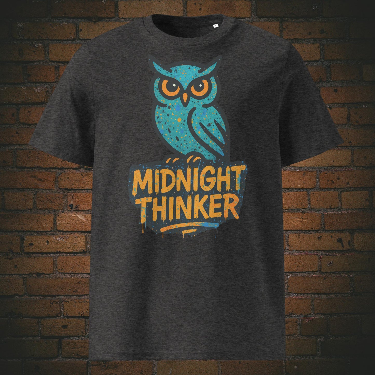 Dunkelgraues T-Shirt mit türkisfarbener Eule und Spruch „Midnight Thinker“, modernes Graffiti-Design mit Sprenkel-Effekt und auffälliger Typografie.