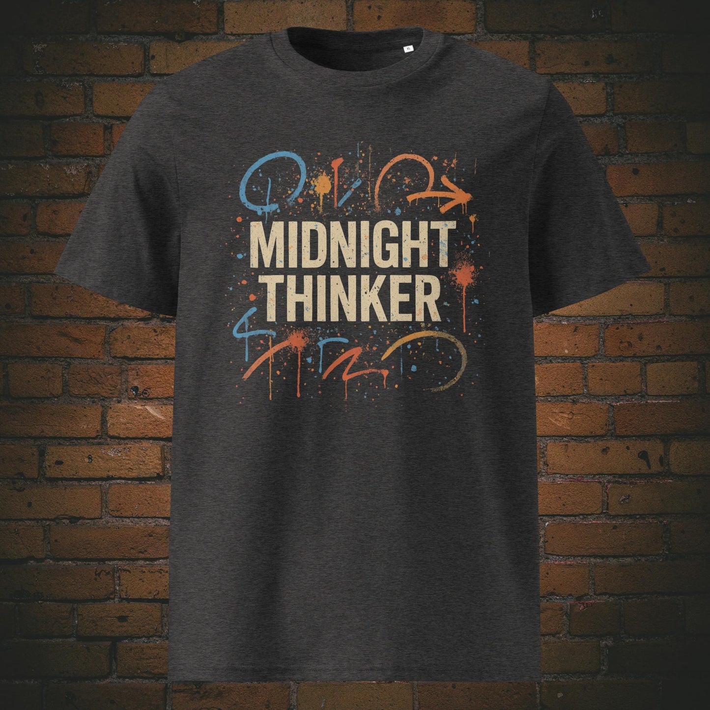Urbanes Statement-T-Shirt mit kreativer Typografie „Midnight Thinker“ und abstrakten Grafikelementen – perfekt für Nachdenker mit Style. Shirtfarbe: Dunkelgrau