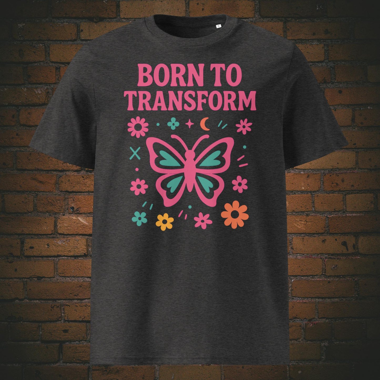 Fröhliches Statement-T-Shirt mit pink-türkisem Schmetterling und floralen Elementen – Symbol für Transformation, Freiheit und positive Energie. Shirtfarbe: dunkelgrau