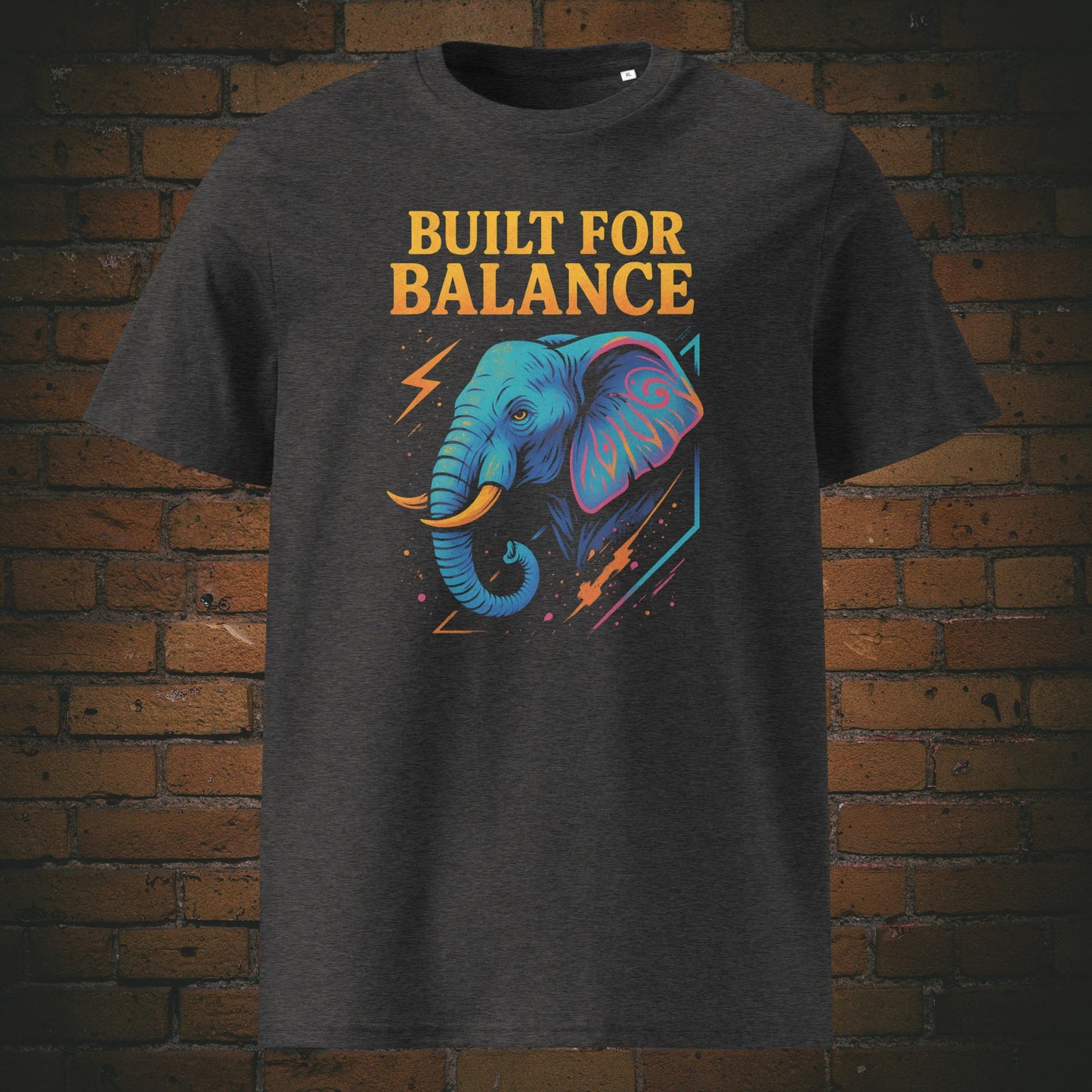 T-Shirt mit Elefanten im Urbanen Stil in hellen Farben mit Spruch: Bullt for Balnce - Shirt hat die Farbe: dunkelgrau