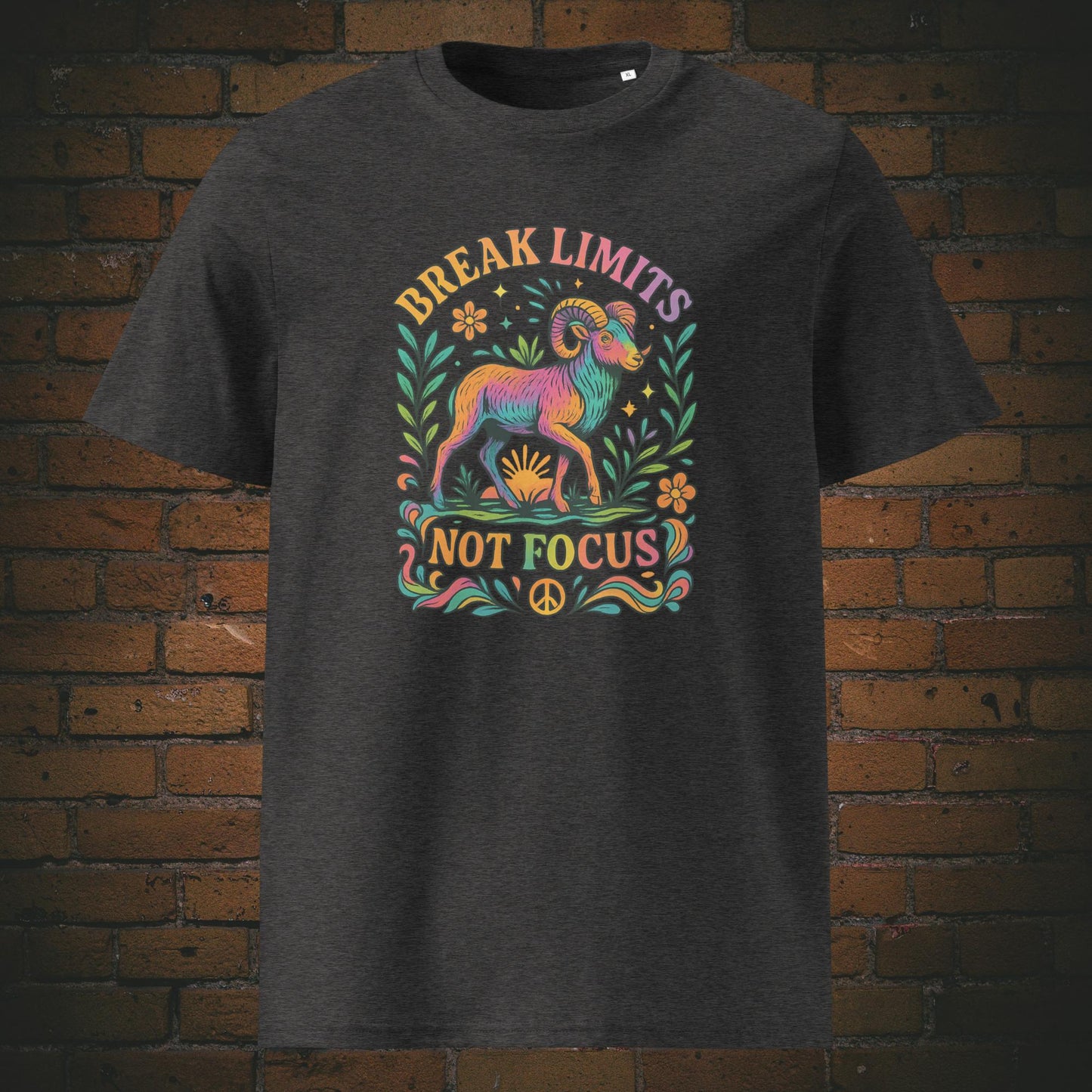 T-Shirt aus der Hippie Kollektion - Steinbock in Bunt und Spruch - gedruckt auf dunkelgrauer Bio-Baumwolle