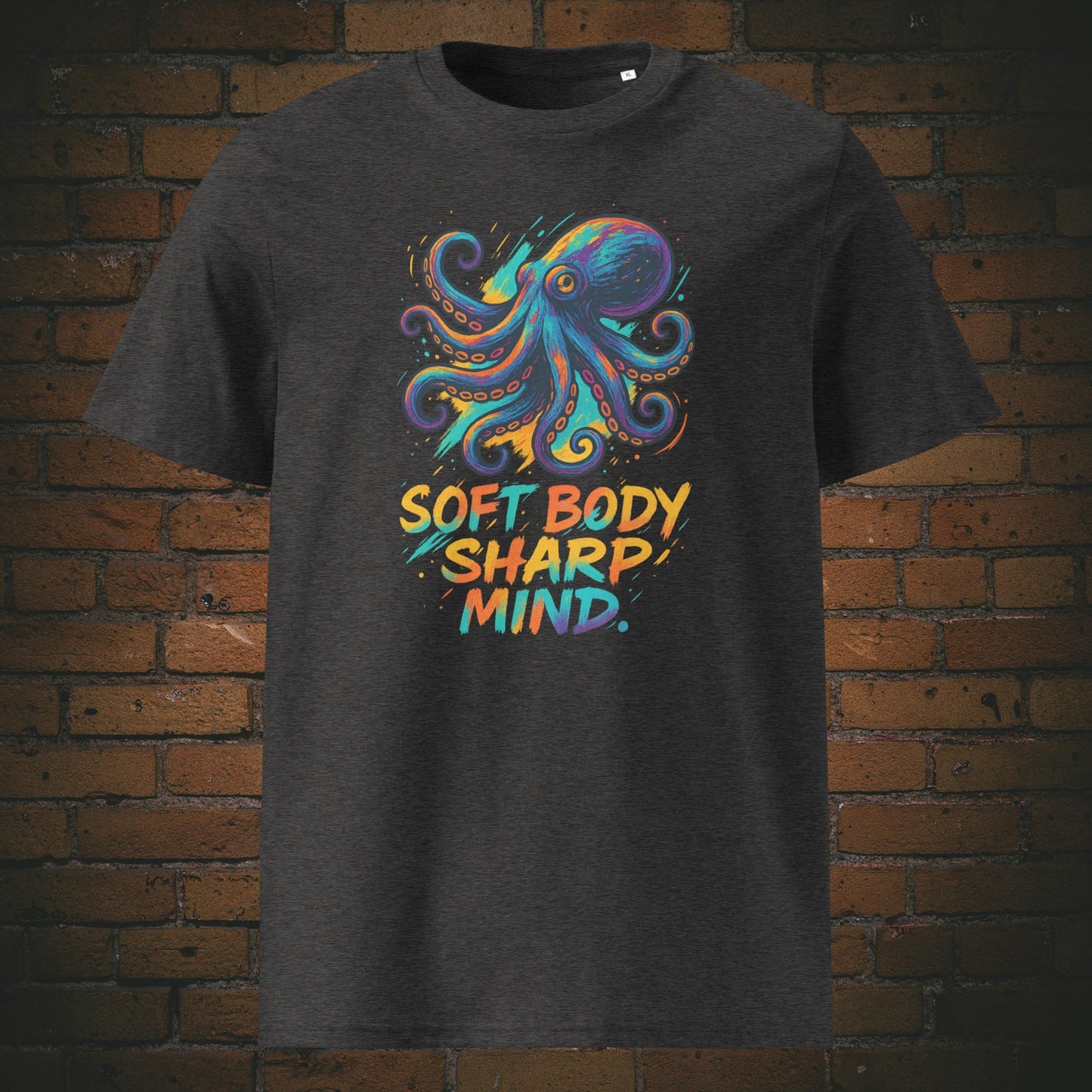 Octopus in kräftigen Farben auf Streetart Stil - Schriftzug bunt - Druck auf dunkelgrauen t-Shirt
