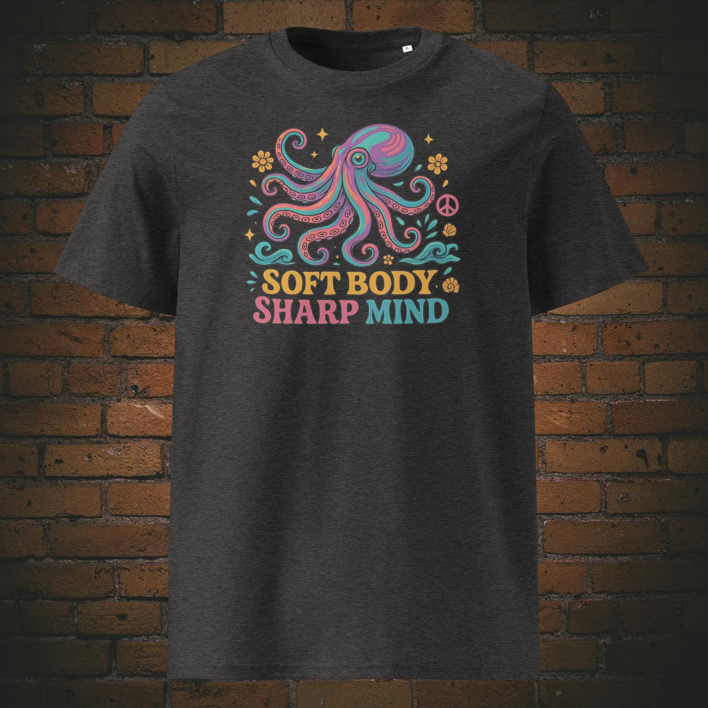 Buntes Octopus - Hippie Stil - Blumen und Schriftzug - Gedruckt auf T-Shirt in der Farbe: dunkelgrau