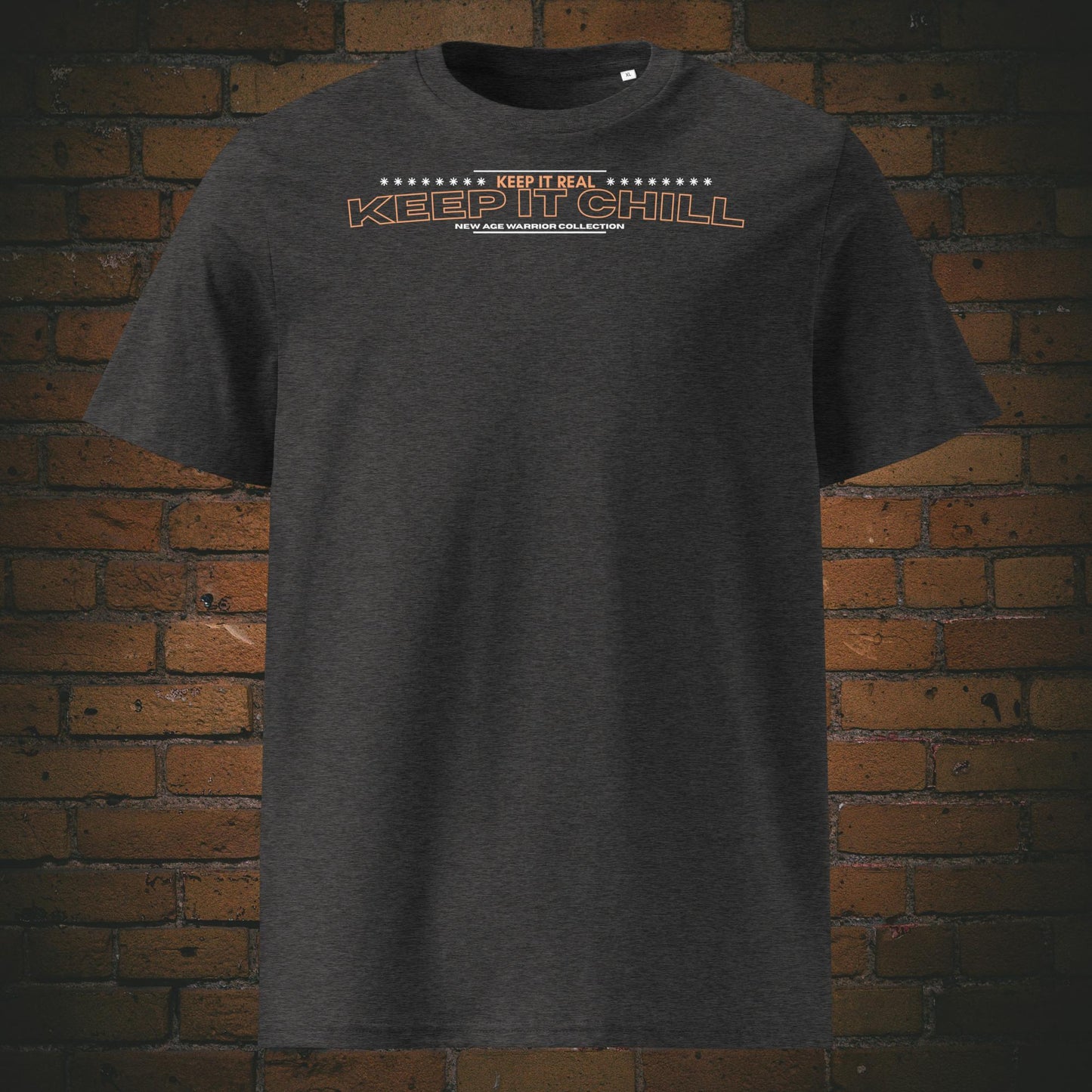 Bedrucktes T-Shirt mit Spruch in oranger weisser Schrift - BIO Baumwolle in dunkelgrauer Farbe