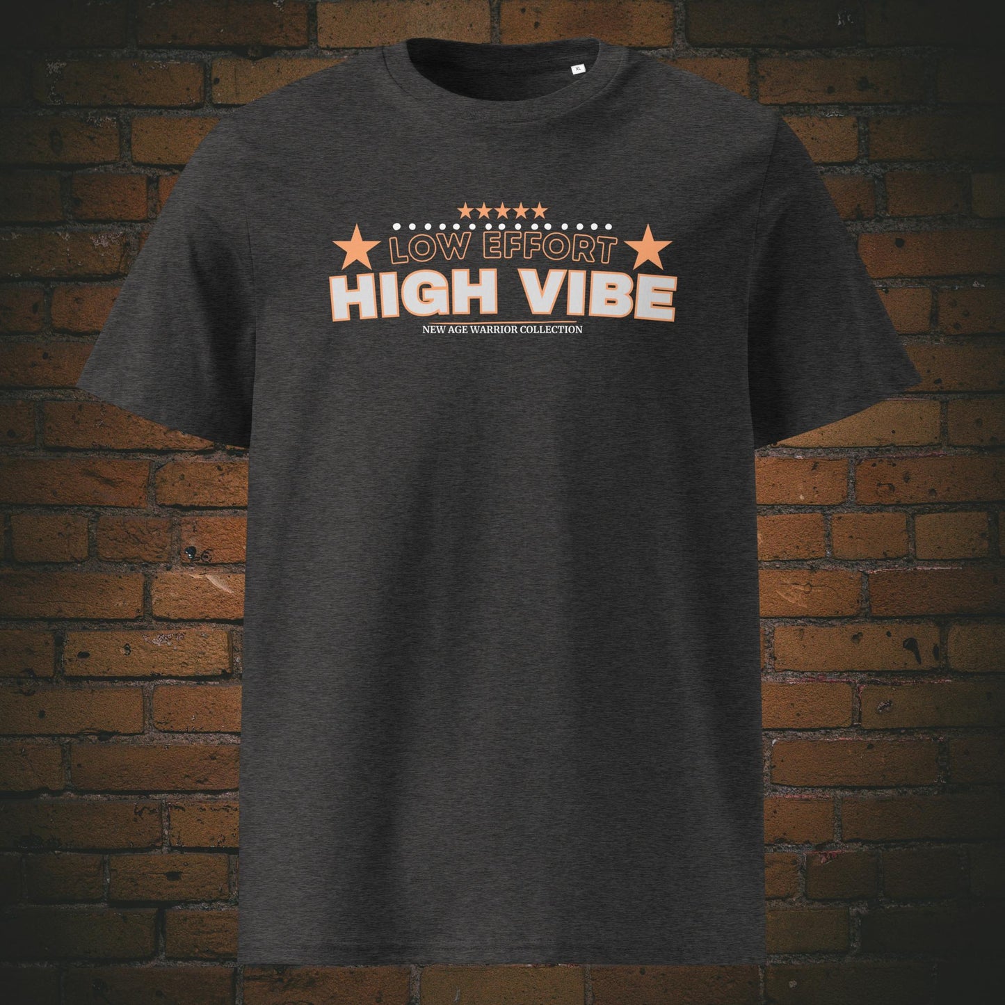 Low Effort High Vibe – Statement Bio-T-Shirt Unisex - Druck auf dunkelgrauer Bio-Baumwolle - geeignet für Frau und Mann