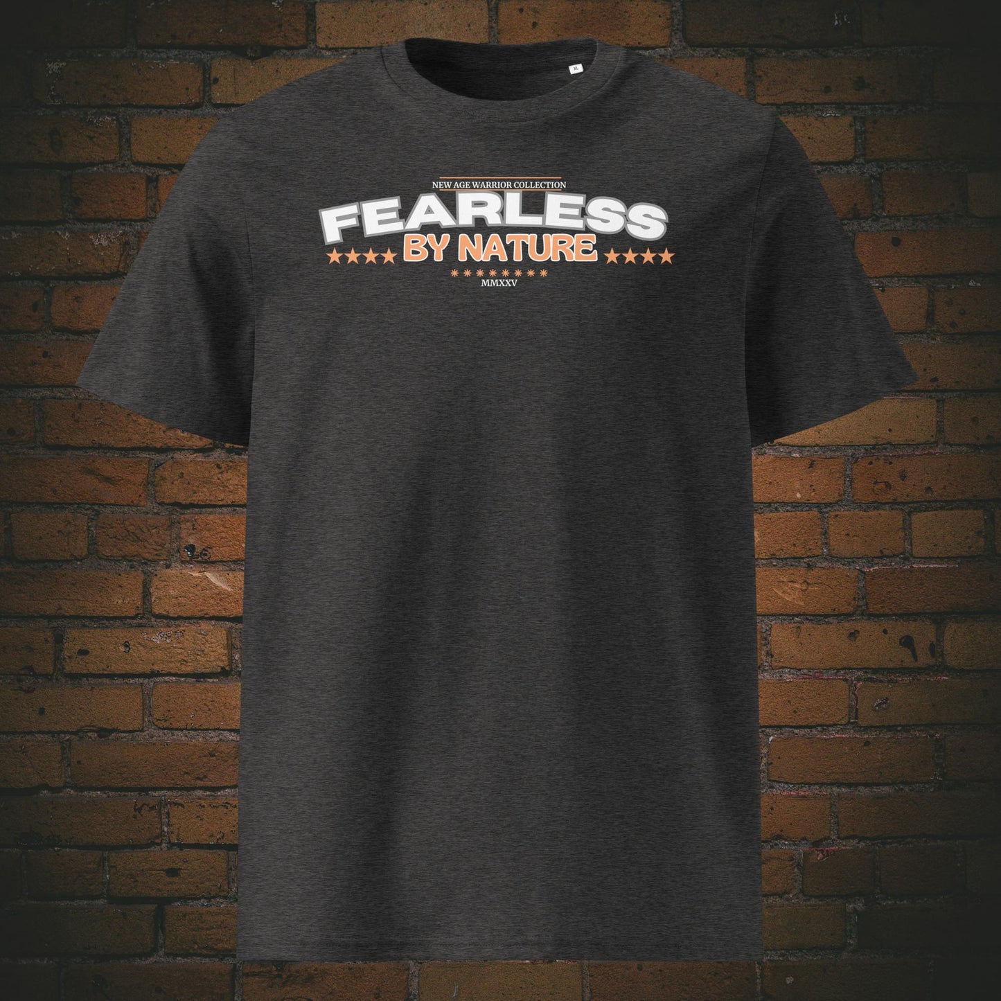 Fearless by Nature – Mutiges Statement Bio-T-Shirt mit Spruch in weiß, grau und orange - Shirtfarbe: dunkelgrau