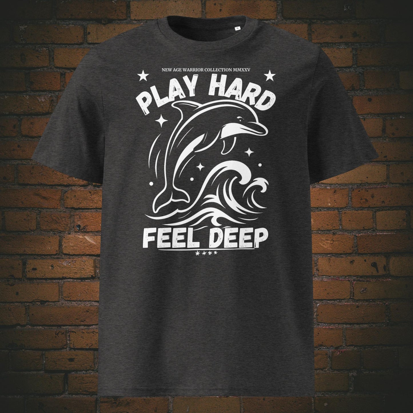 Play Hard Feel Deep – Delfin Krafttier Bio T-Shirt Unisex in der Farbe dunkelgrau