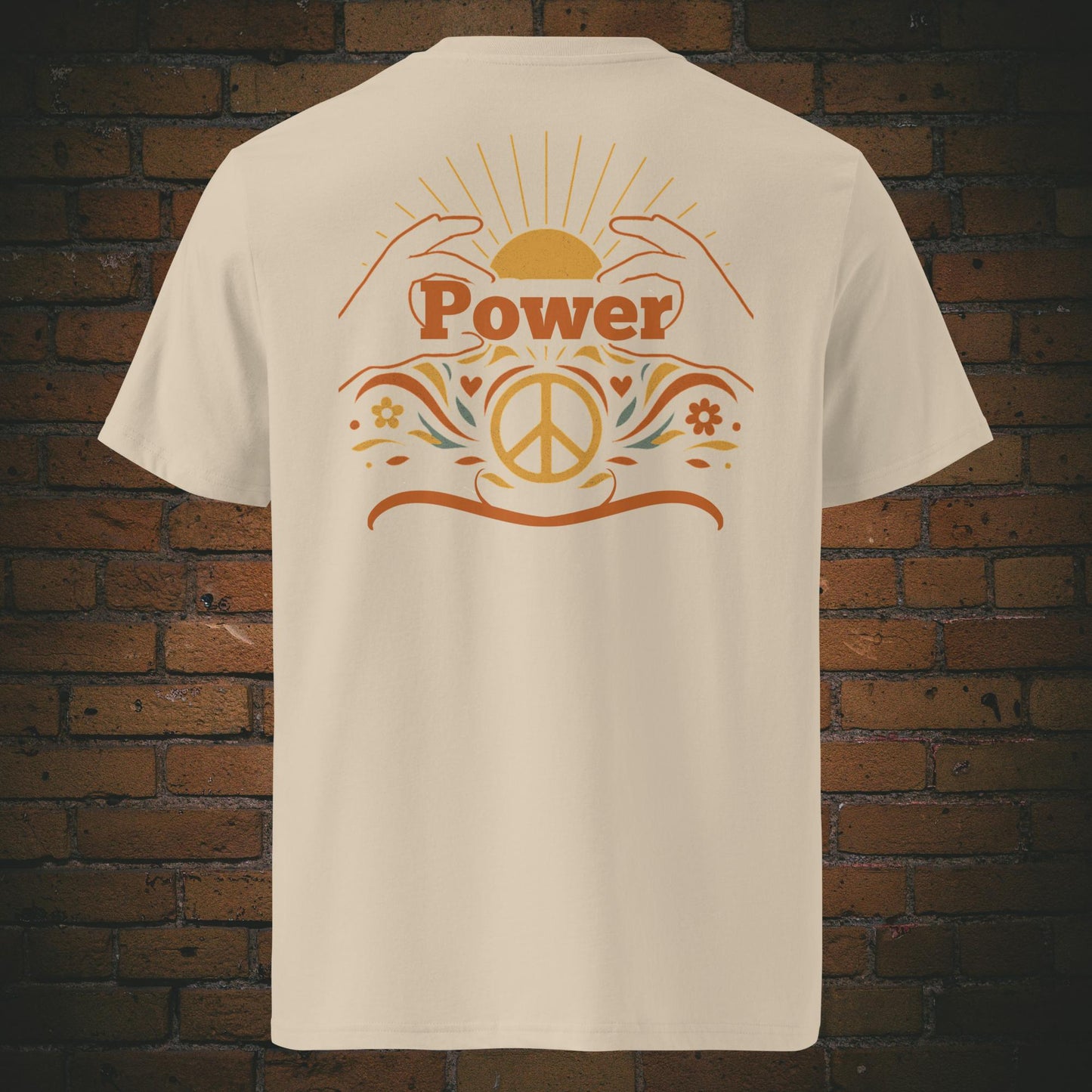 T-Shirts mit Peace-Zeichen, Sonnenaufgang und dem Schriftzug „Power“, umrahmt von floralen Elementen und stilisierten Händen – Front- und Rückenansicht auf Sandfarbenen Shirt