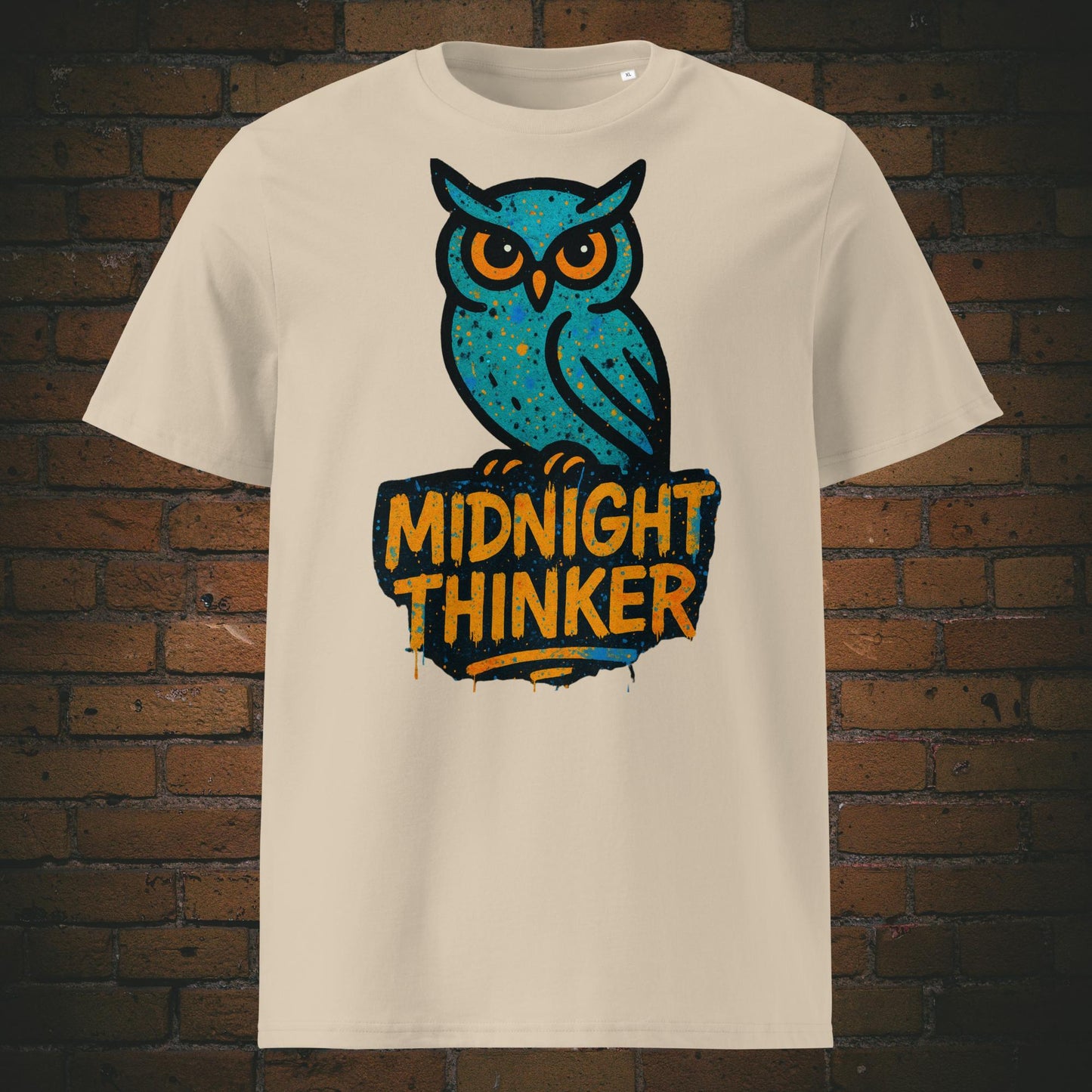 Sandfarben T-Shirt mit türkisfarbener Eule und Spruch „Midnight Thinker“, modernes Graffiti-Design mit Sprenkel-Effekt und auffälliger Typografie.