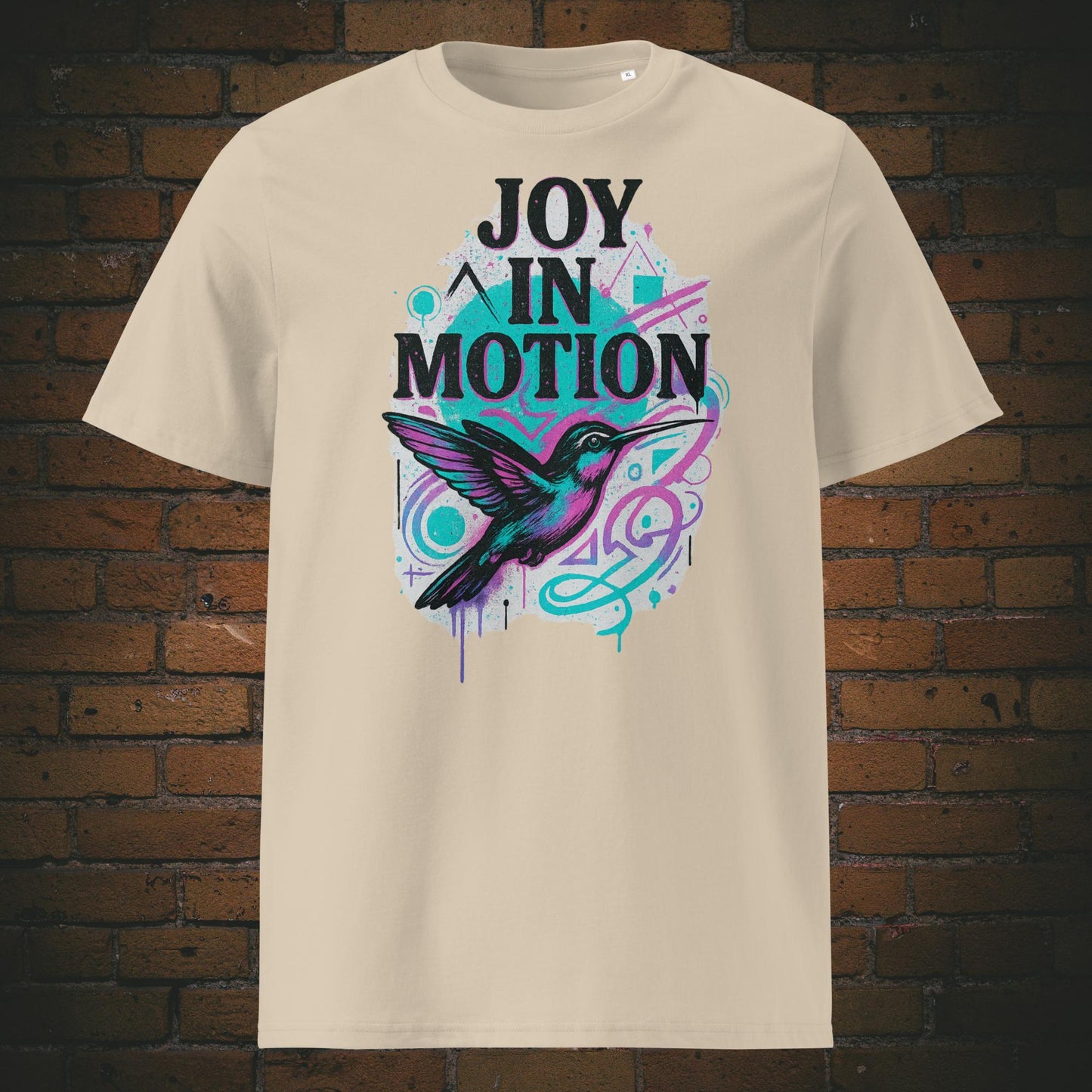 Krafttier Kolibri im Urban Style mit Spruch auf T-Shirt in Farbe: Sandfarben