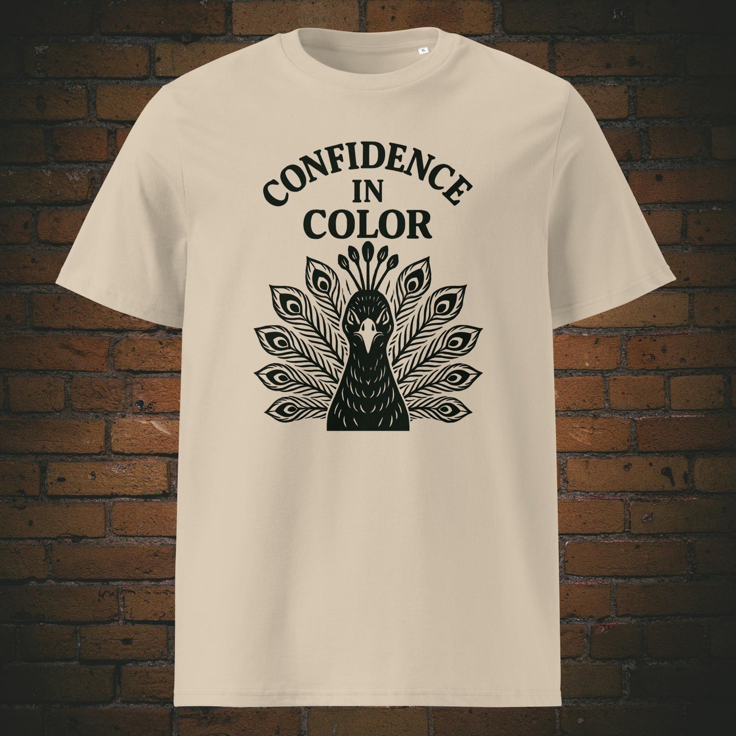 Krafttier Pfau Bio-T-Shirt – Confidence in Color Motiv in schwarz - Shirt hat die Farbe: Sandfarben