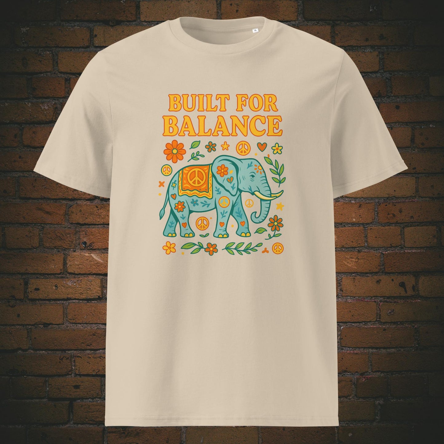 Hippie Shirt mit Elefanten und bunten Elementen und Spruch - T-Shirt hat die Farbe: Sandfarben