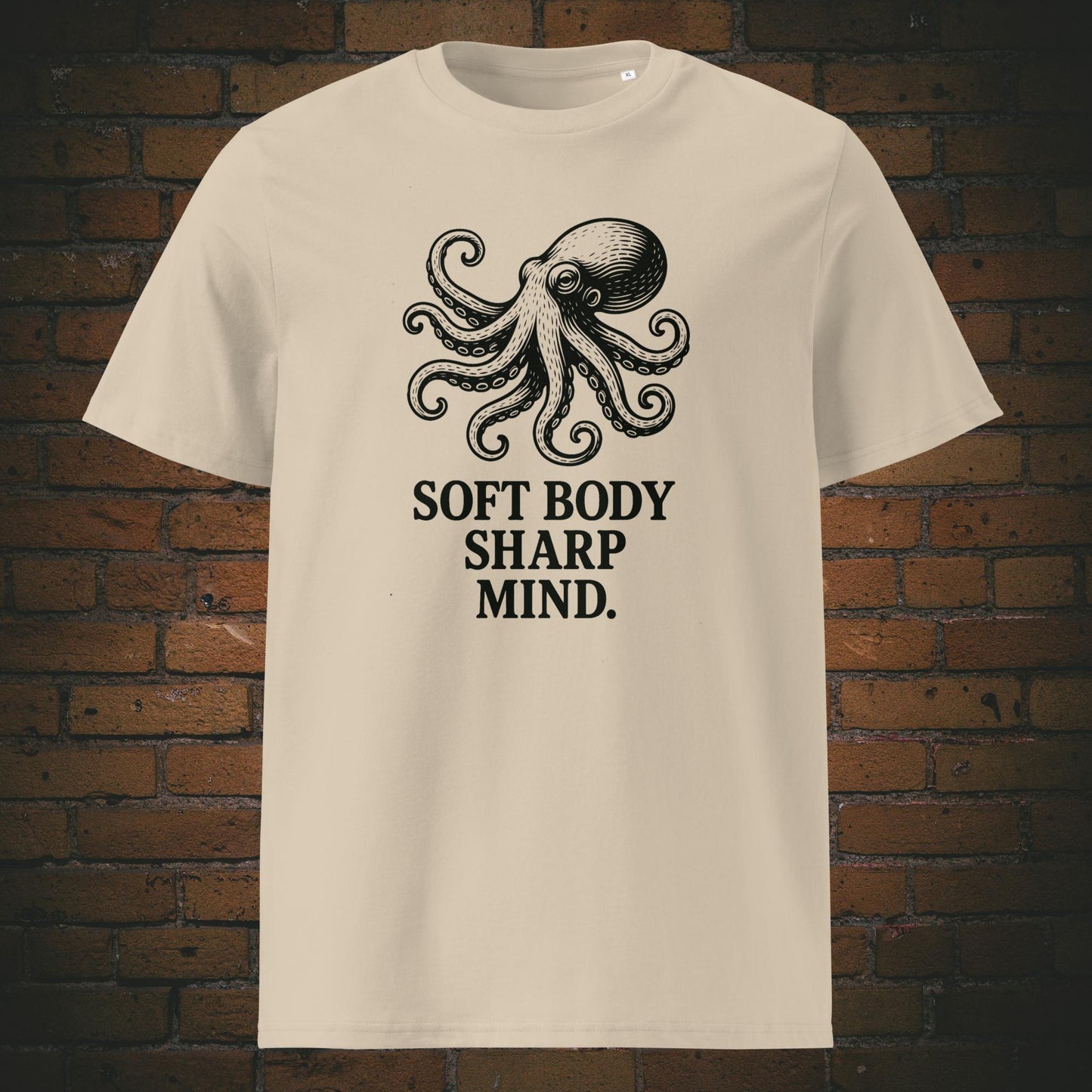 T-Shirt mit dem Krafttier Octopus Minimalistisch schwarz auf Baumwolle gedruckt Farbe Sandfarben