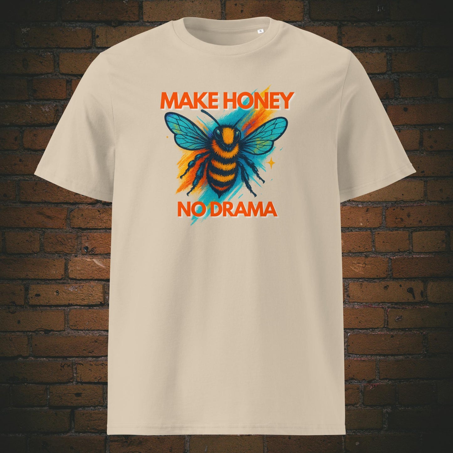 T-Shirt bedruckt mit einer bunten Biene im Urban Stil - Farbe: Sandfarben
