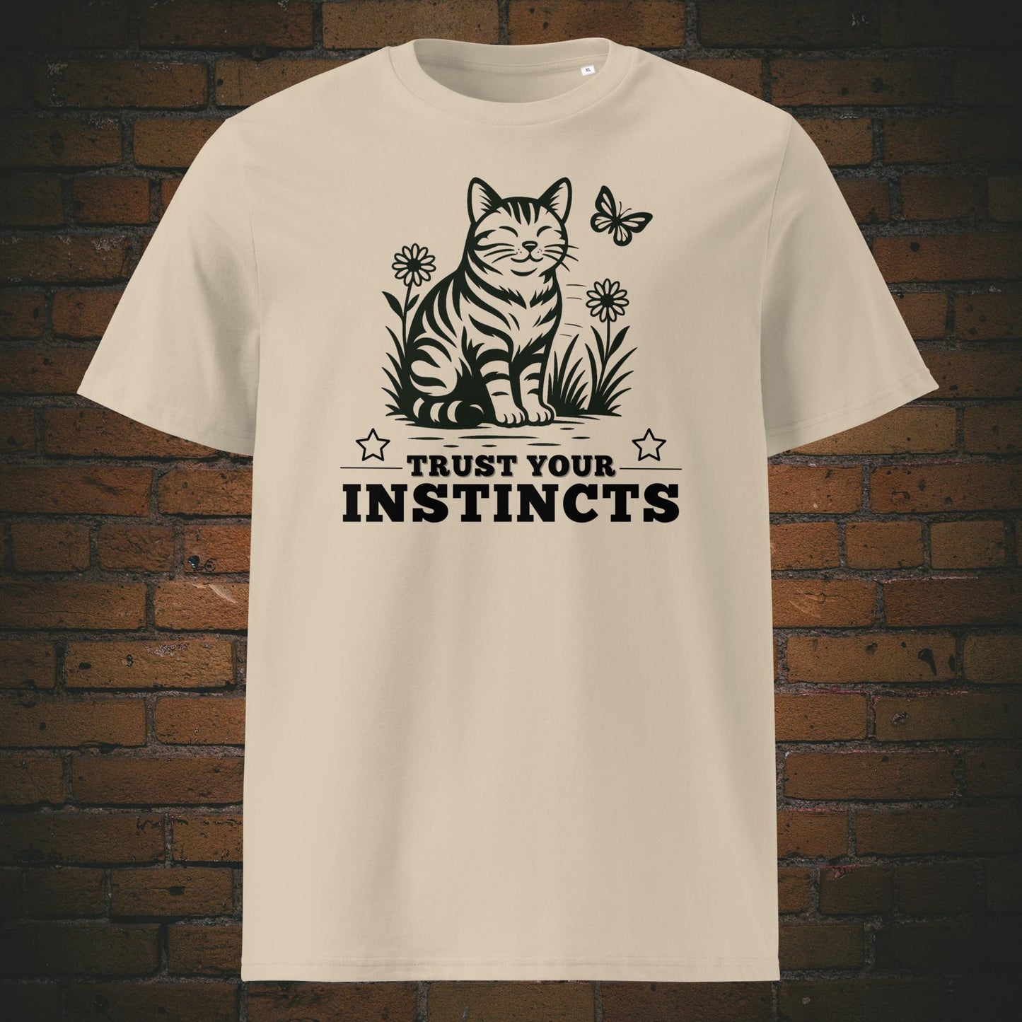 Katze in schwarz mit Blumen und Spruch gedruckt auf T-Shirt in der Farbe: Sandfarben