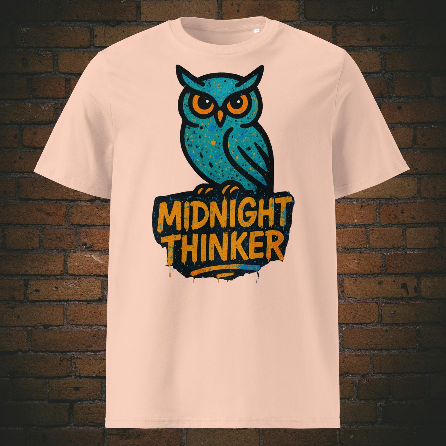 hellrosa T-Shirt mit türkisfarbener Eule und Spruch „Midnight Thinker“, modernes Graffiti-Design mit Sprenkel-Effekt und auffälliger Typografie.