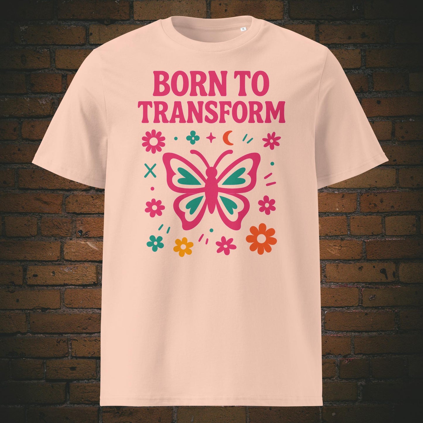 Fröhliches Statement-T-Shirt mit pink-türkisem Schmetterling und floralen Elementen – Symbol für Transformation, Freiheit und positive Energie. Shirtfarbe: helles rosa