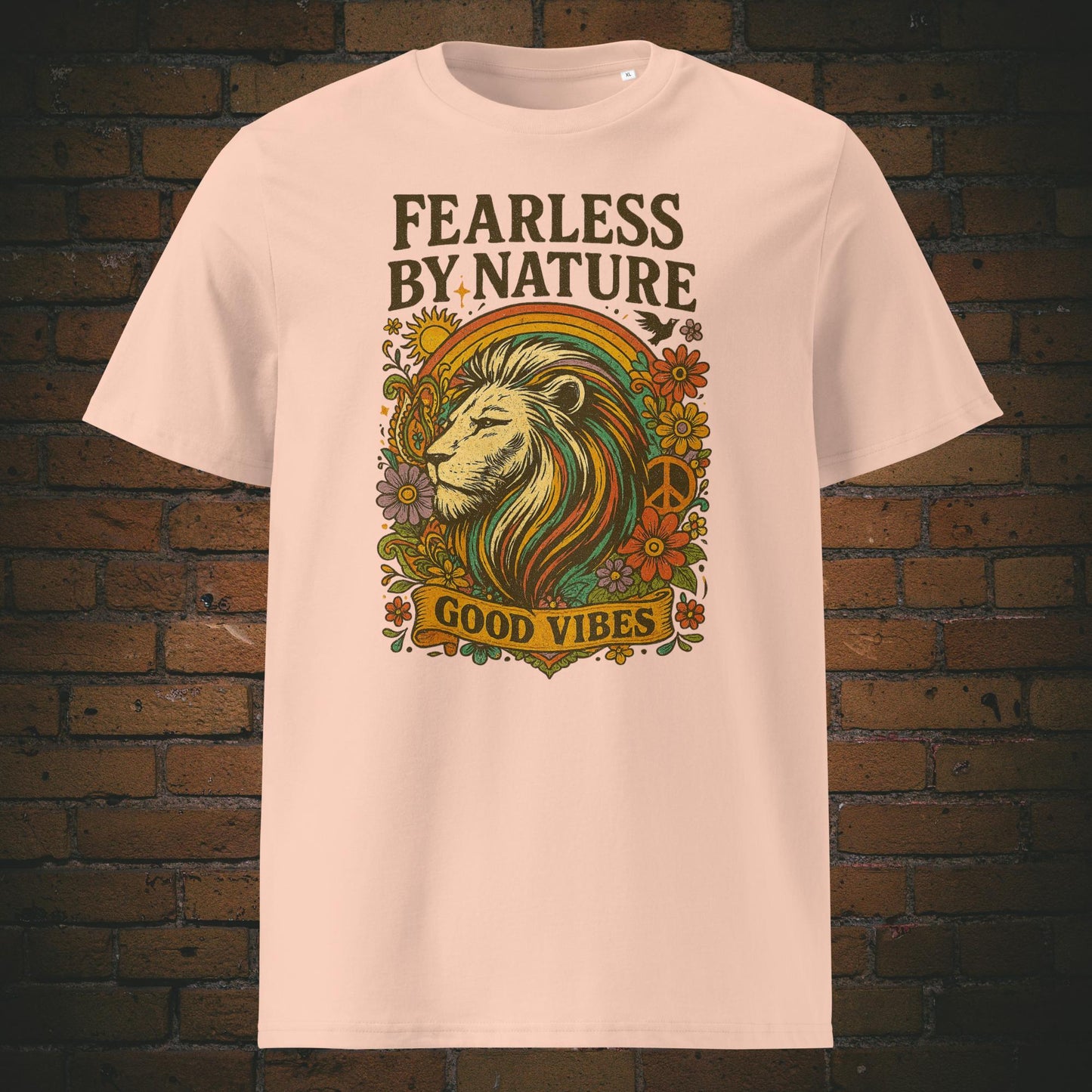 Löwenkopf mit Blumen im Hippie Style und Spruch - T-Shirt hat die Farbe: Pfirscíchfarben