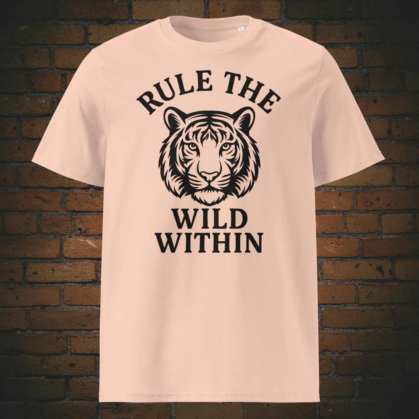 Rule the Wild Within Bio-T-Shirt – minimalistisches Tigerdesign mit Spruch - Shirtfarbe: Pfirsichfarben