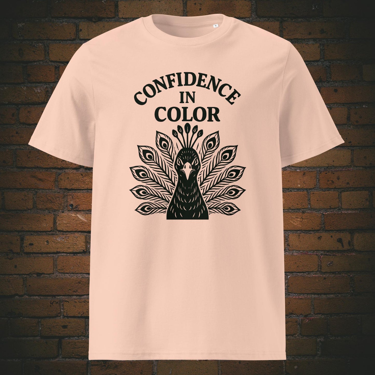 Krafttier Pfau Bio-T-Shirt – Confidence in Color Motiv in schwarz - Shirt hat die Farbe: Pfirsichfarben