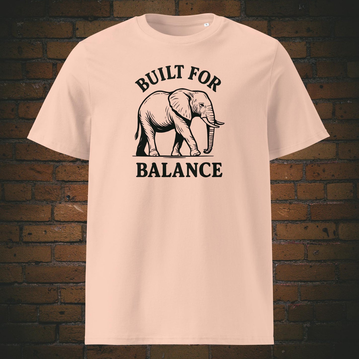 Elefanten-T-Shirt "Built for Balance" - Minimalistisch schwarz - Shirtfarbe: Pfirsichfarben