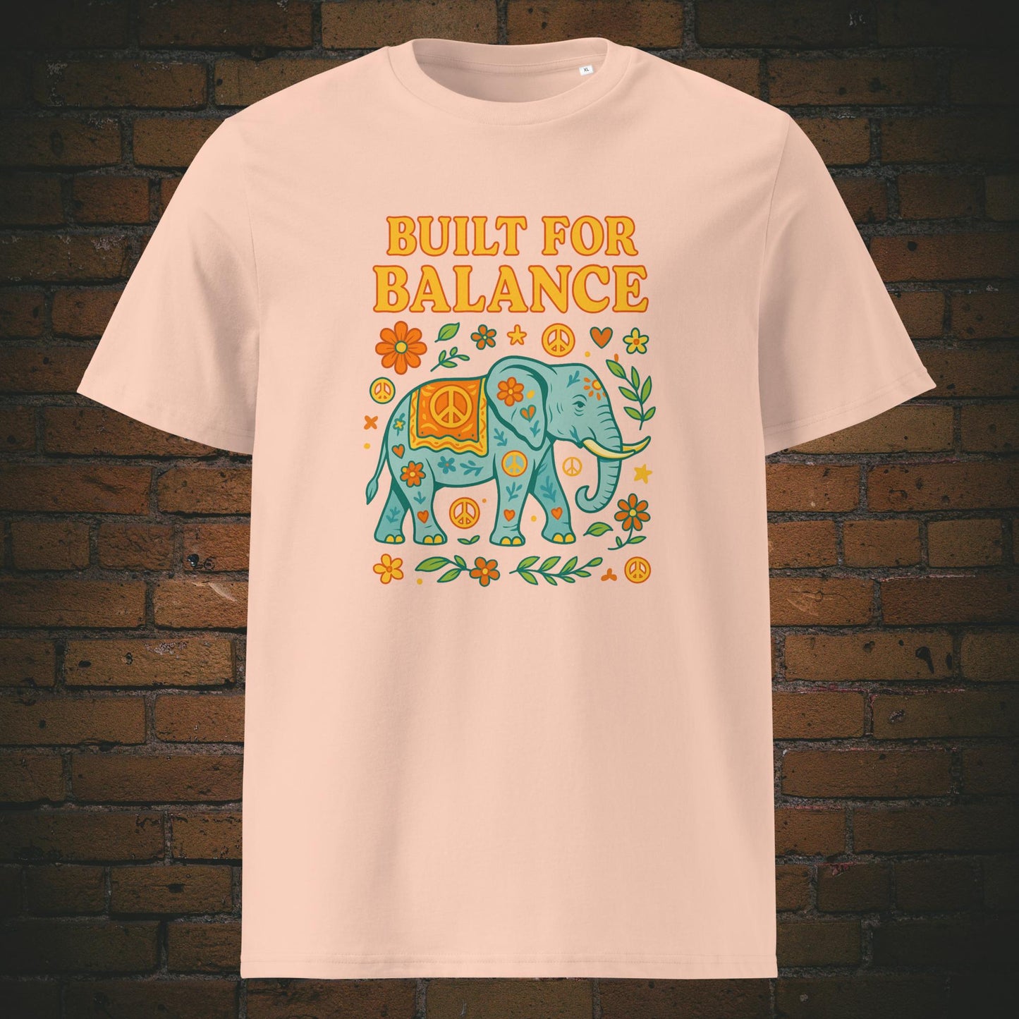 Hippie Shirt mit Elefanten und bunten Elementen und Spruch - T-Shirt hat die Farbe: Pfirsichfarben
