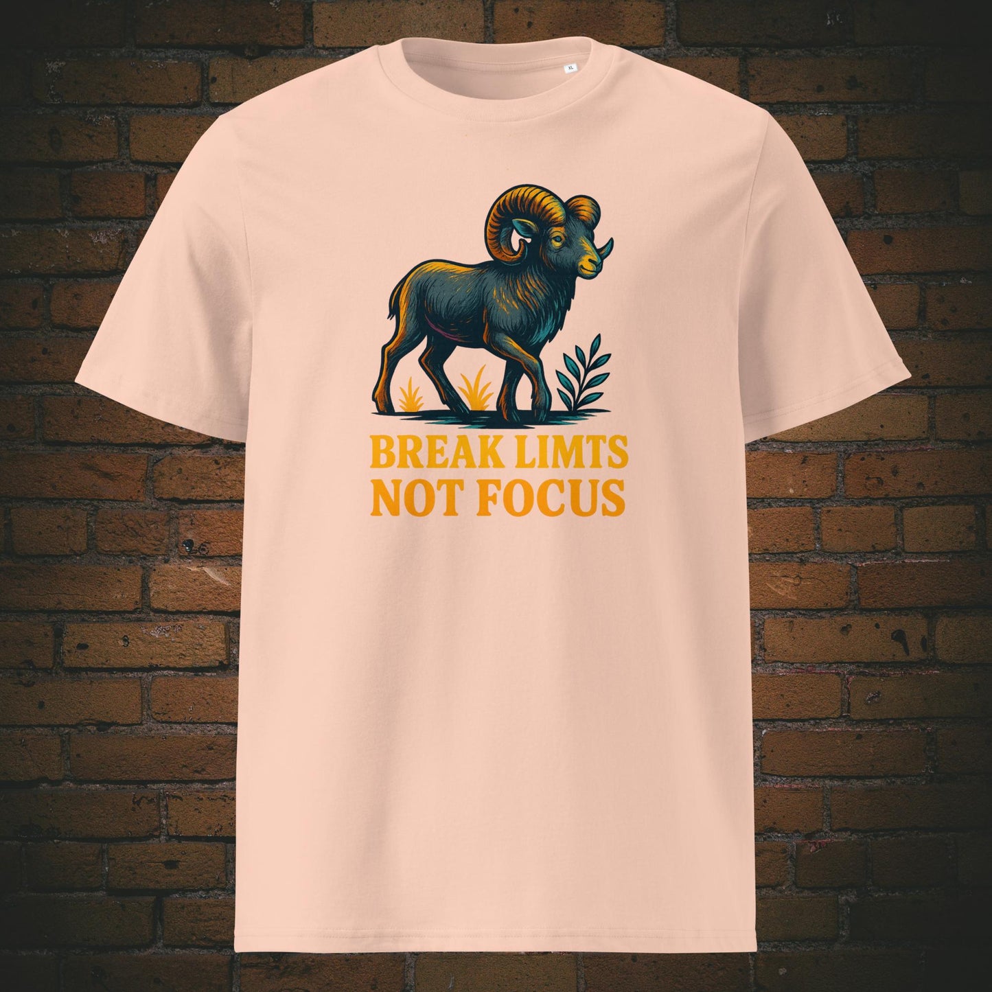 Urban Shirt mit Steinbock und Spruch - gedruckt auf der Farbe Pfirsichfarben