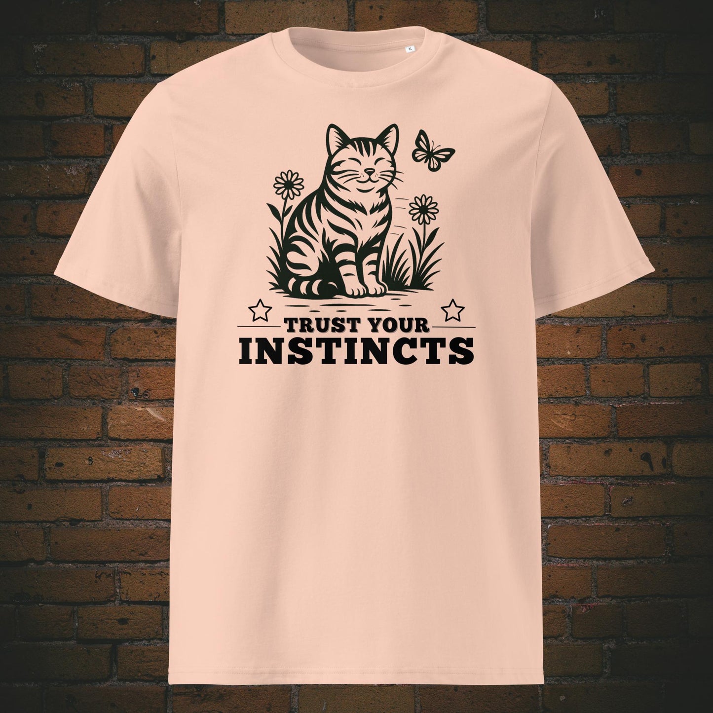 Katze in schwarz mit Blumen und Spruch gedruckt auf T-Shirt in der Farbe: Pfirsich
