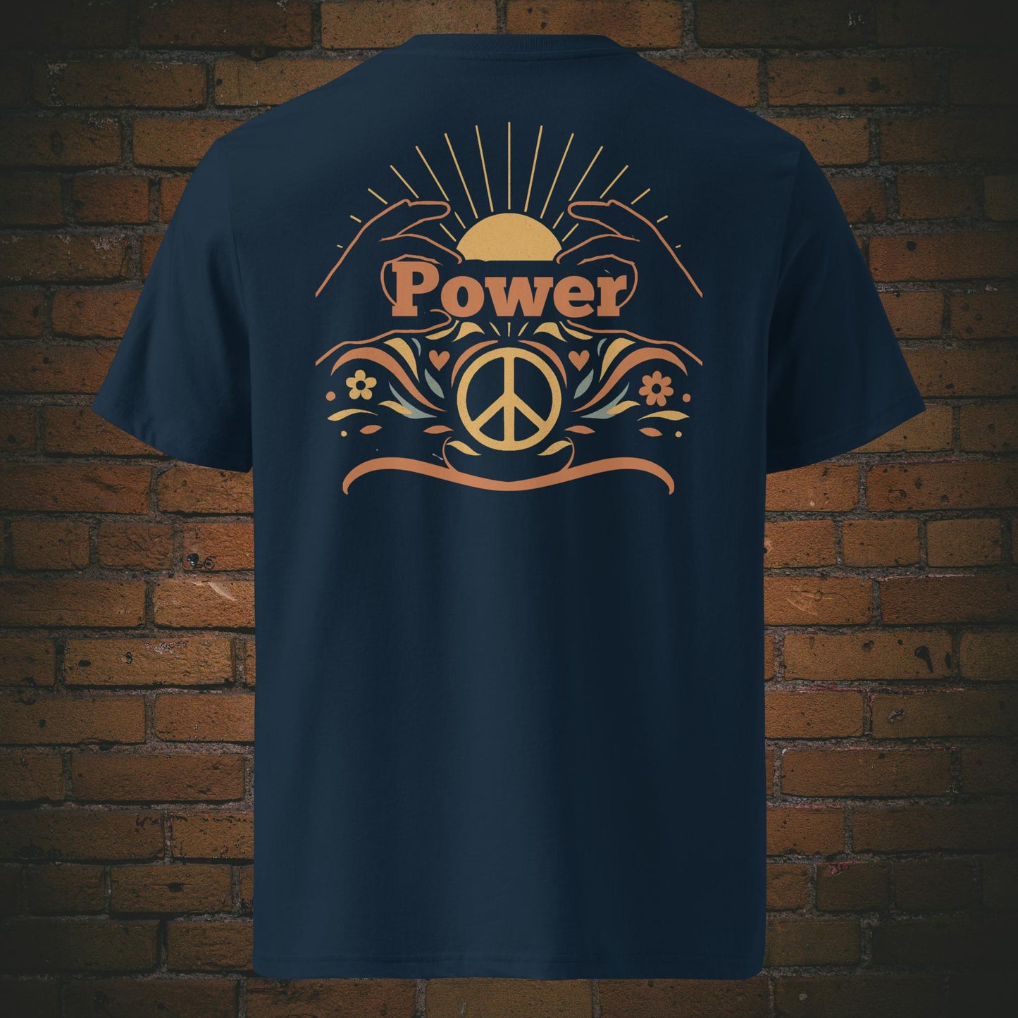 T-Shirts mit Peace-Zeichen, Sonnenaufgang und dem Schriftzug „Power“, umrahmt von floralen Elementen und stilisierten Händen – Front- und Rückenansicht auf dunkelblauen Shirt
