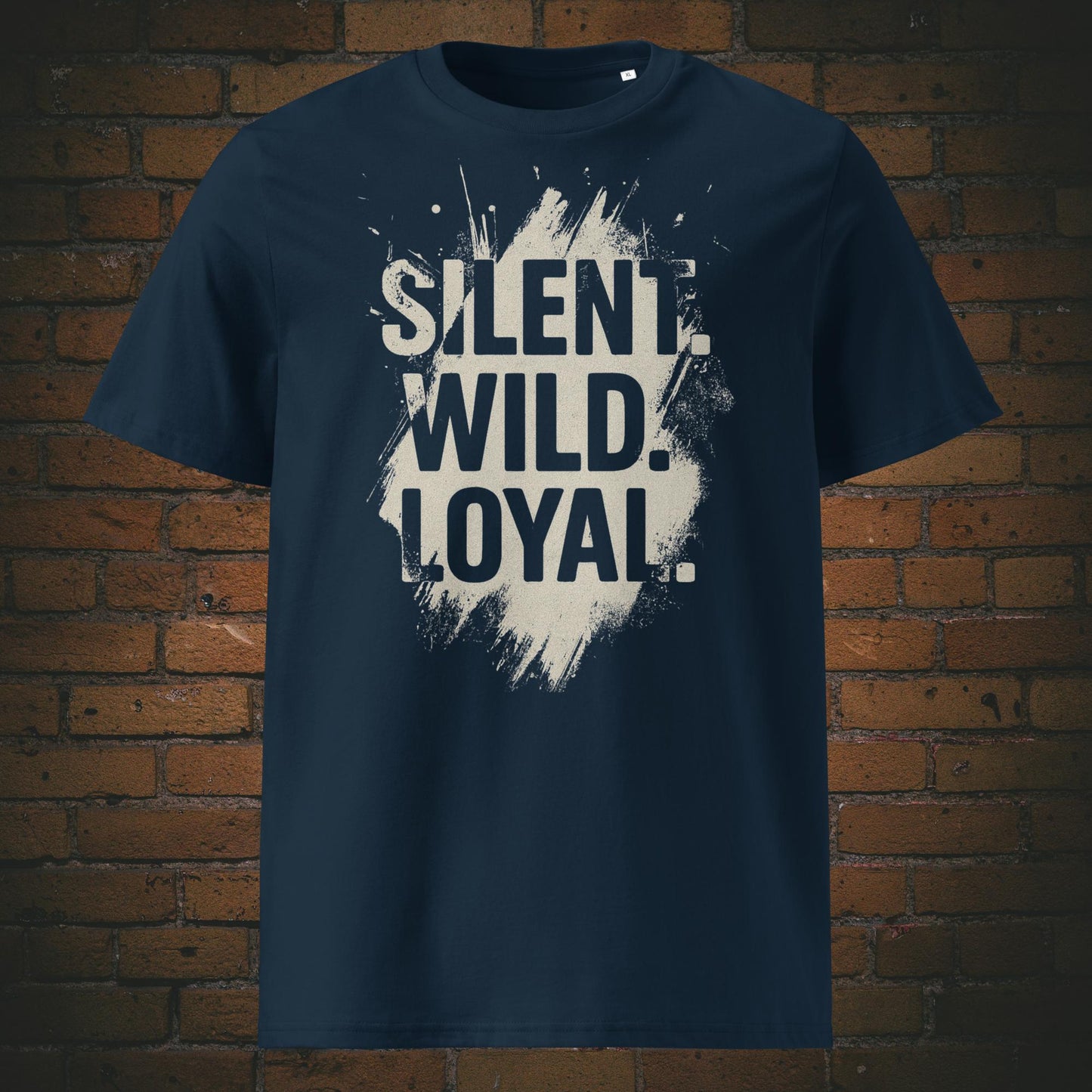 Modernes Statement-T-Shirt in dunkelblau mit kontrastreichem Typografie-Design und kraftvollen Worten, ideal für starke Persönlichkeiten.