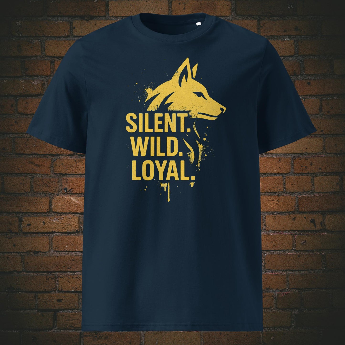 Streetstyle-T-Shirt mit minimalistischer Wolf-Silhouette in Gelb und ausdrucksstarker Typografie – Symbol für Stärke, Wildheit und Treue.
