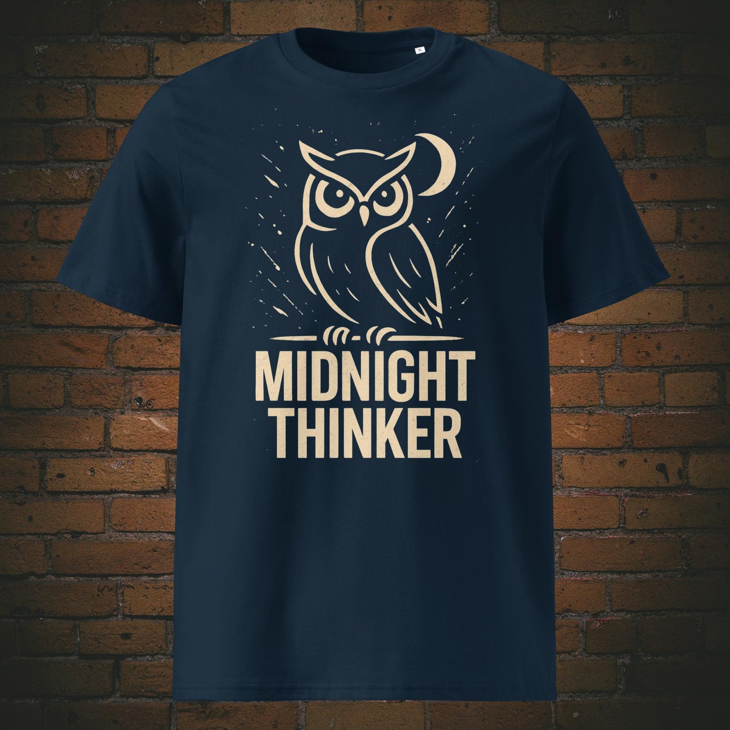 Dunkelgraues T-Shirt mit Eulenmotiv und Spruch „Midnight Thinker“, minimalistische Illustration einer Eule mit Halbmond, ideal für Nachtschwärmer. Shirtfarbe dunkelblau