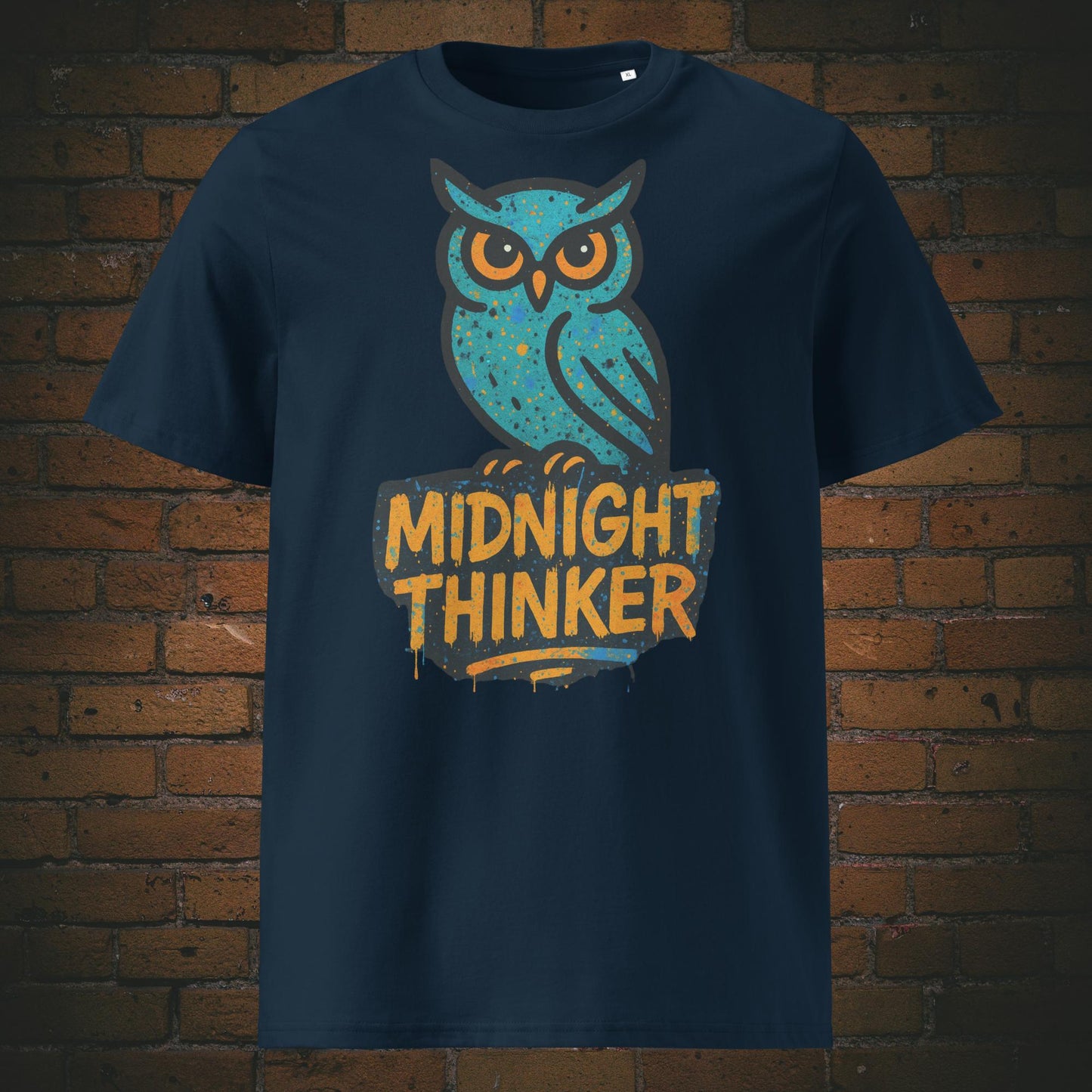Dunkelblaues T-Shirt mit türkisfarbener Eule und Spruch „Midnight Thinker“, modernes Graffiti-Design mit Sprenkel-Effekt und auffälliger Typografie.
