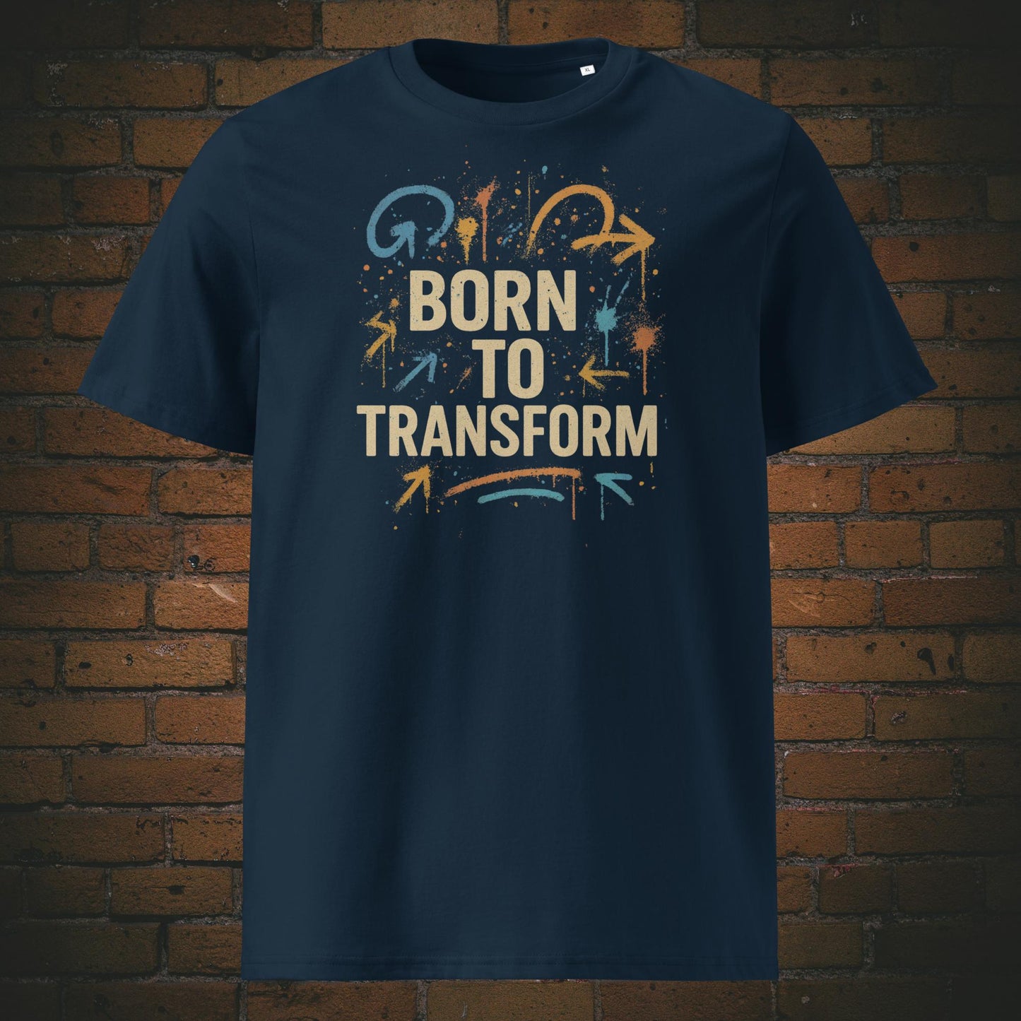Motivierendes T-Shirt im urbanen Look mit dem Schriftzug „Born to Transform“ – kraftvolle Botschaft für Veränderung und persönliches Wachstum. Shirtfarbe: Dunkelblau