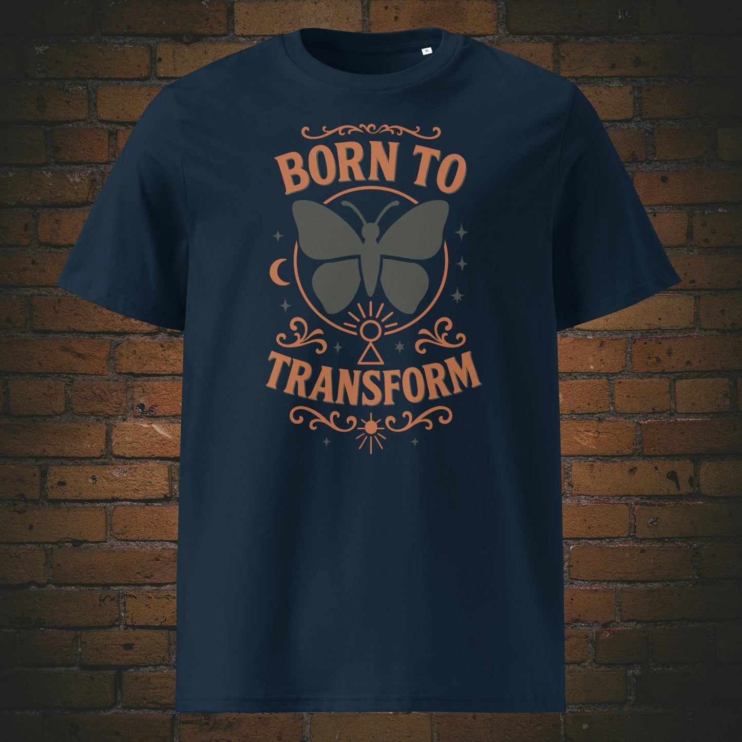 Dunkelblaues T-Shirt mit Schmetterlingsmotiv und Spruch „Born to Transform“, verziert mit spirituellen Symbolen wie Mond, Sternen und Schlüsselloch – Boho-inspiriertes Design.